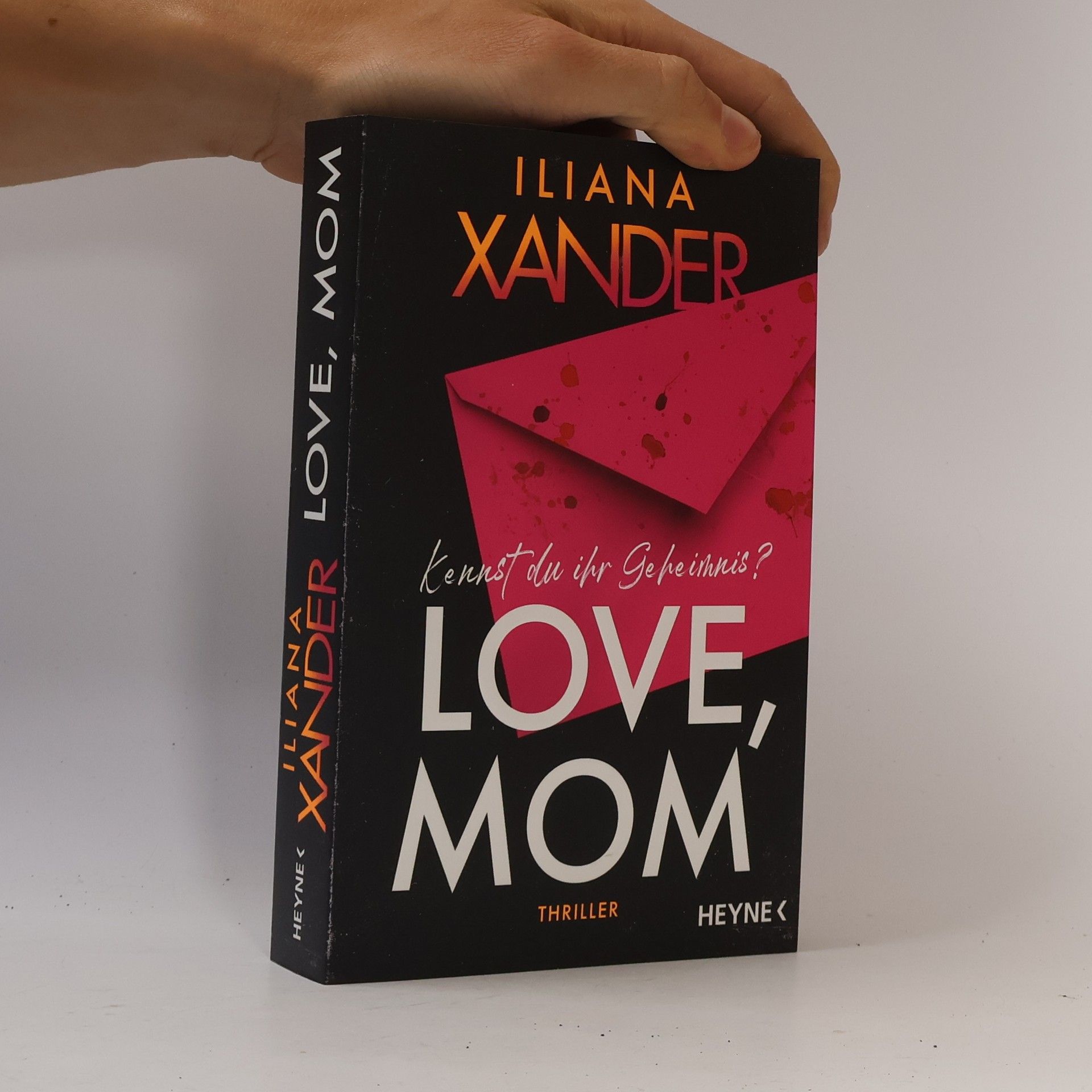 Iliana Xander Love, Mom