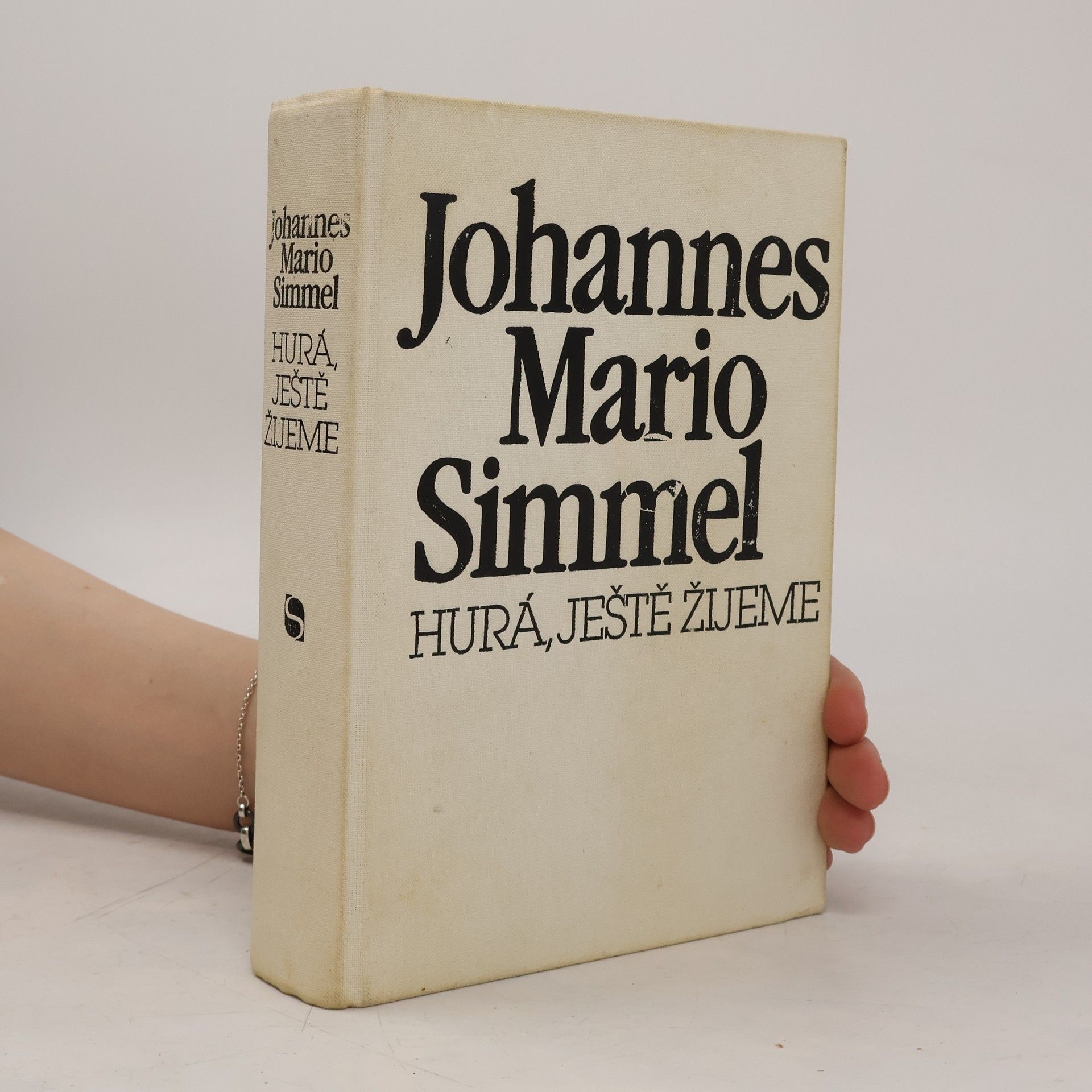 Johannes Mario Simmel Hurá, ještě žijeme