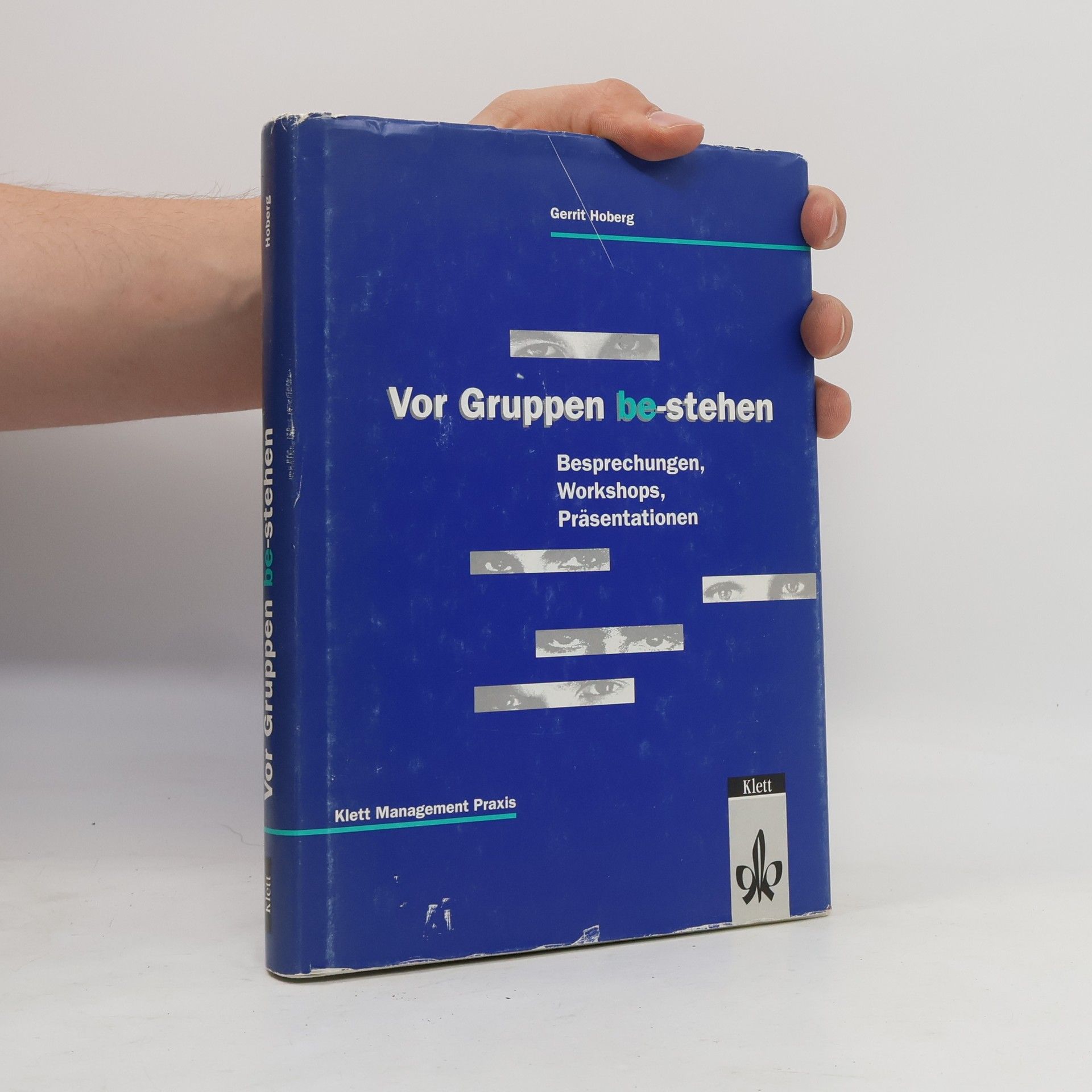 Bernard Sordet Vor Gruppen be-stehen