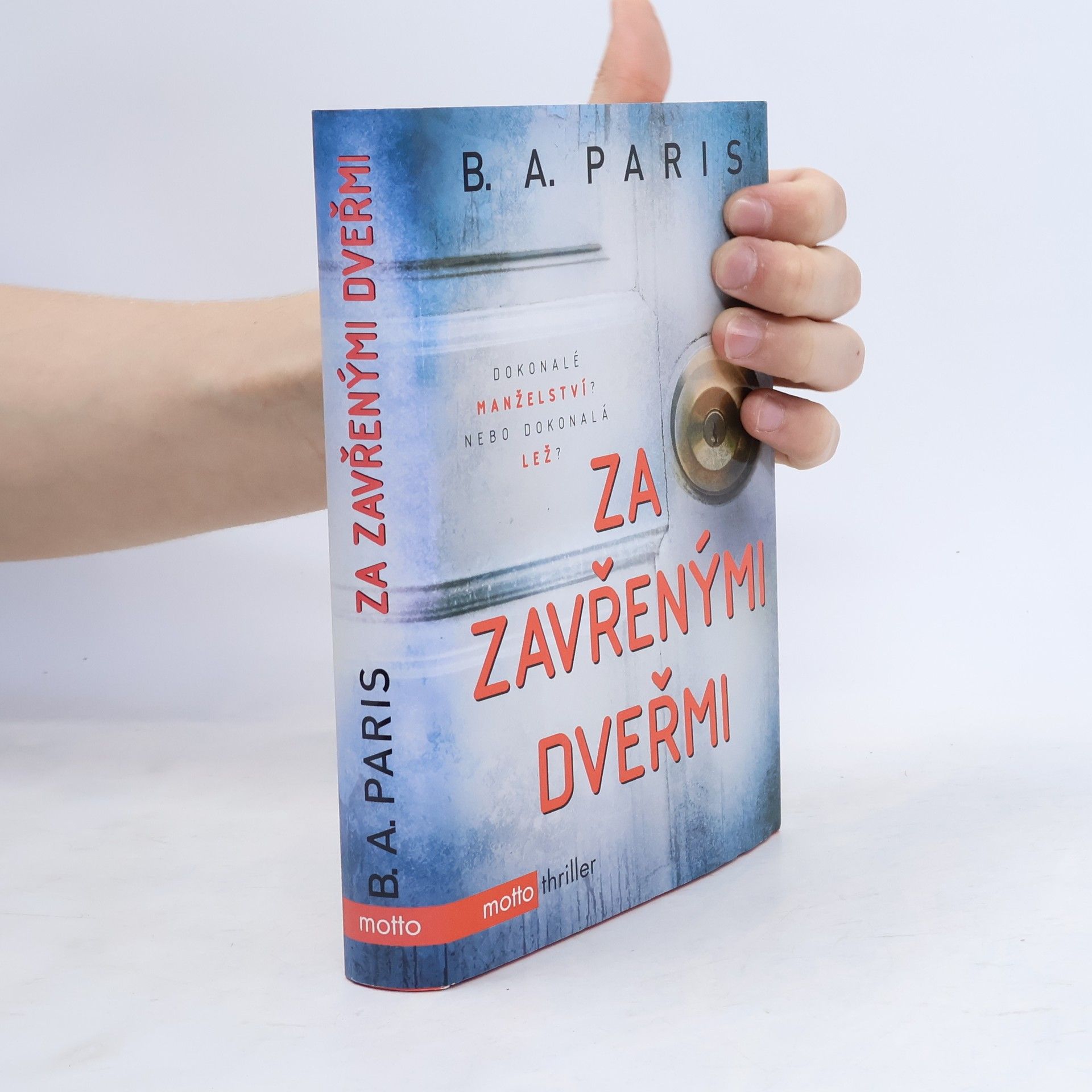 B. A. Paris Za zavřenými dveřmi