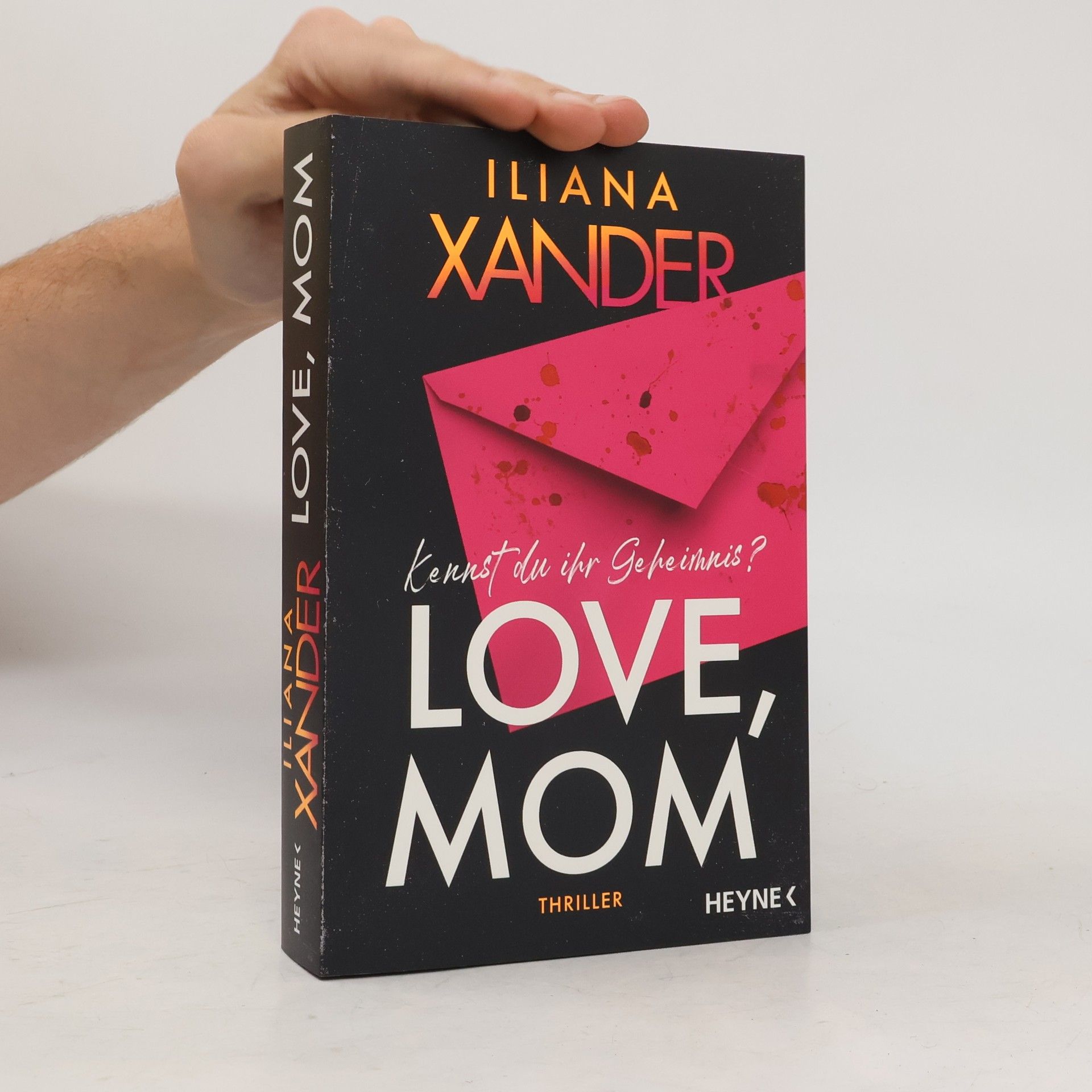 Iliana Xander Love, Mom