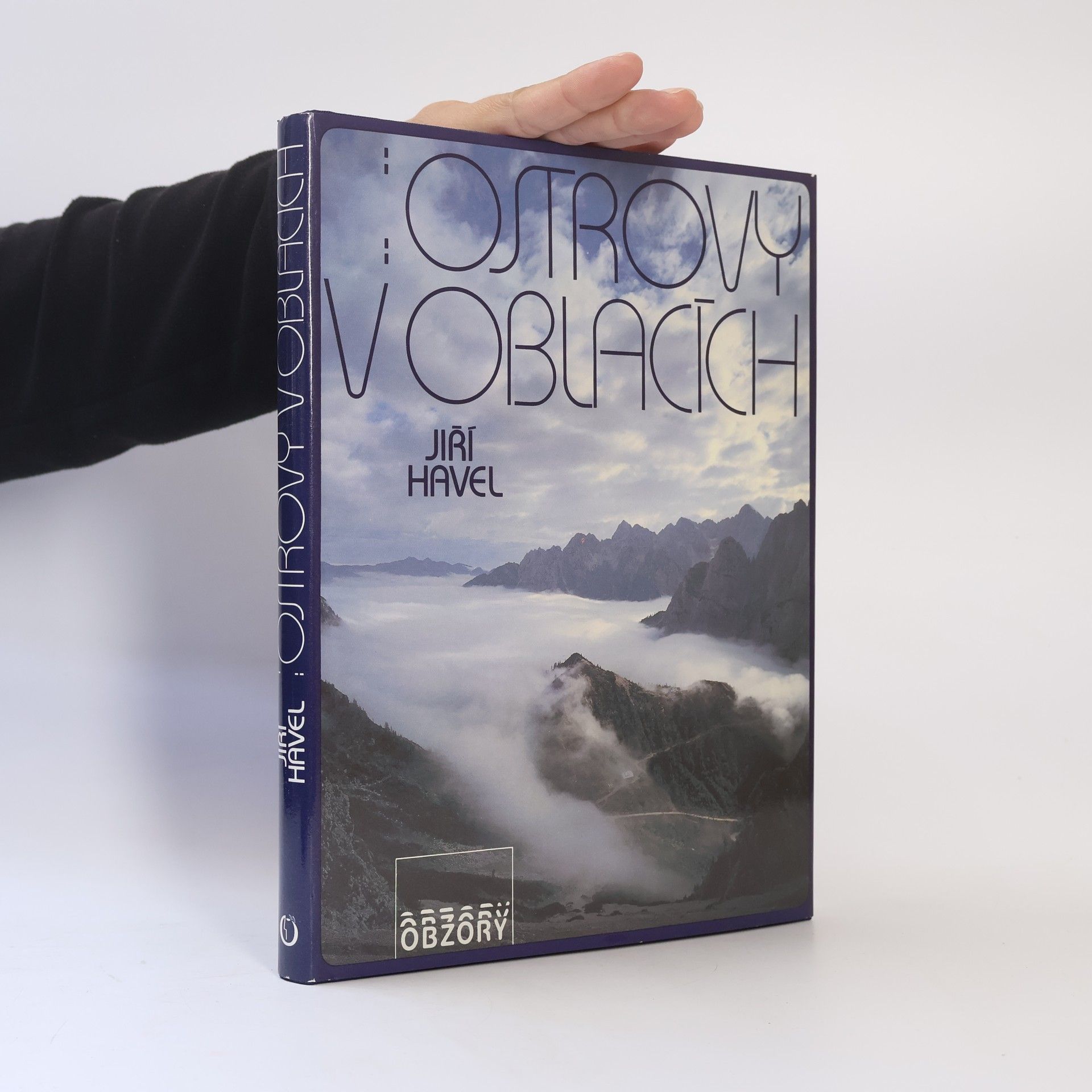 Ostrovy v oblacích