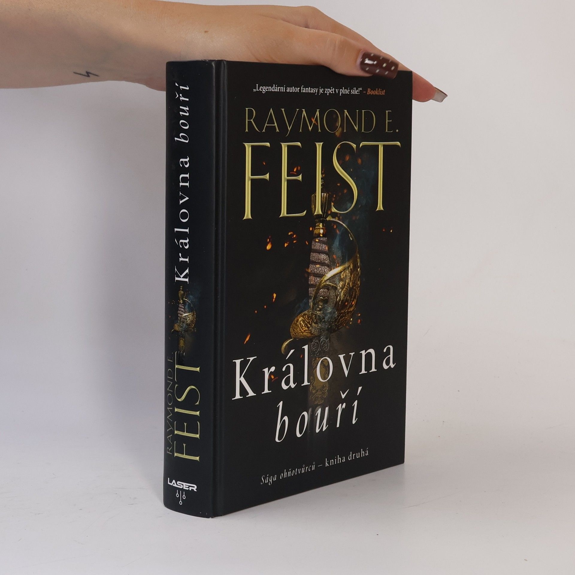 Raymond E. Feist Královna bouří