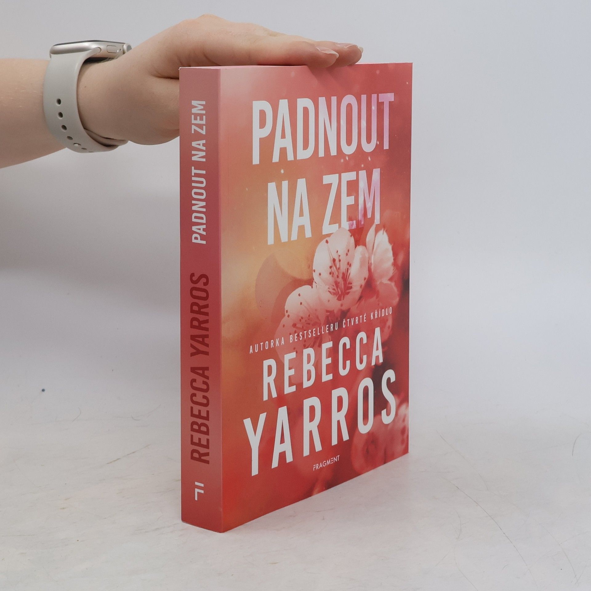 Rebecca Yarros Padnout na zem
