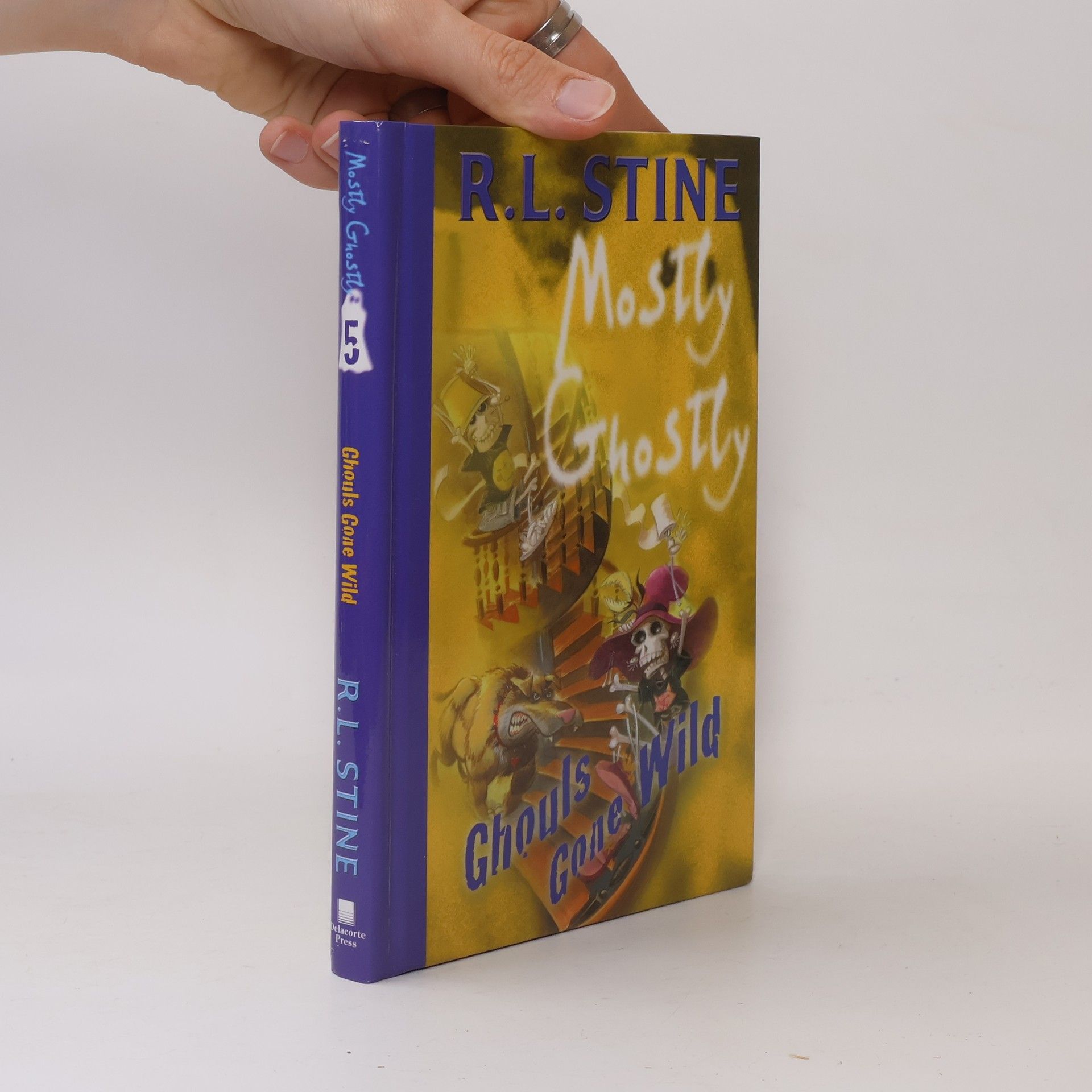R. L. Stine Mostly Ghostly : Ghouls Gone Wild