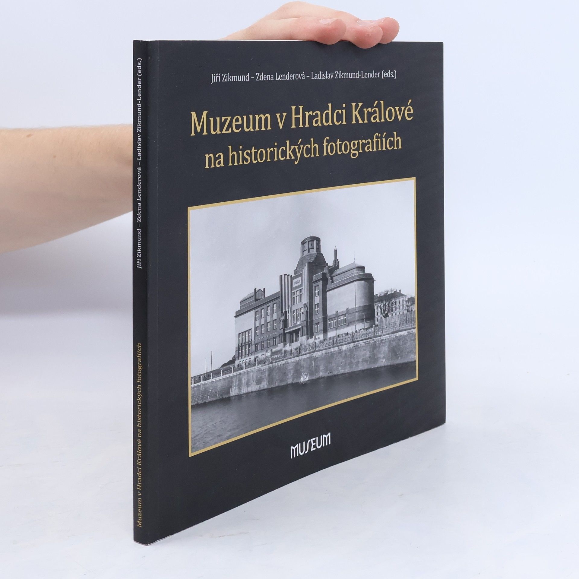 Autorenkollektiv Muzeum v Hradci Králové na historických fotografiích