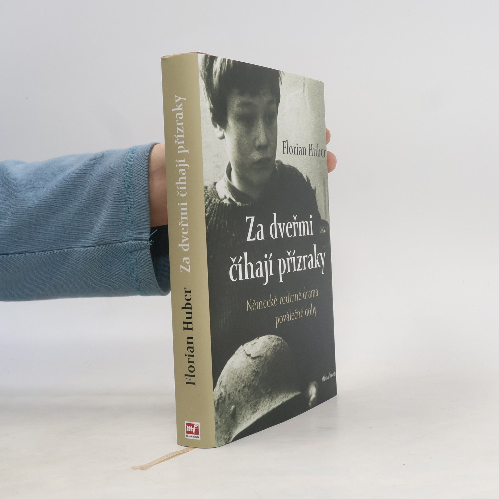 Florian Huber Za dveřmi číhají přízraky: Německé rodinné drama poválečné doby