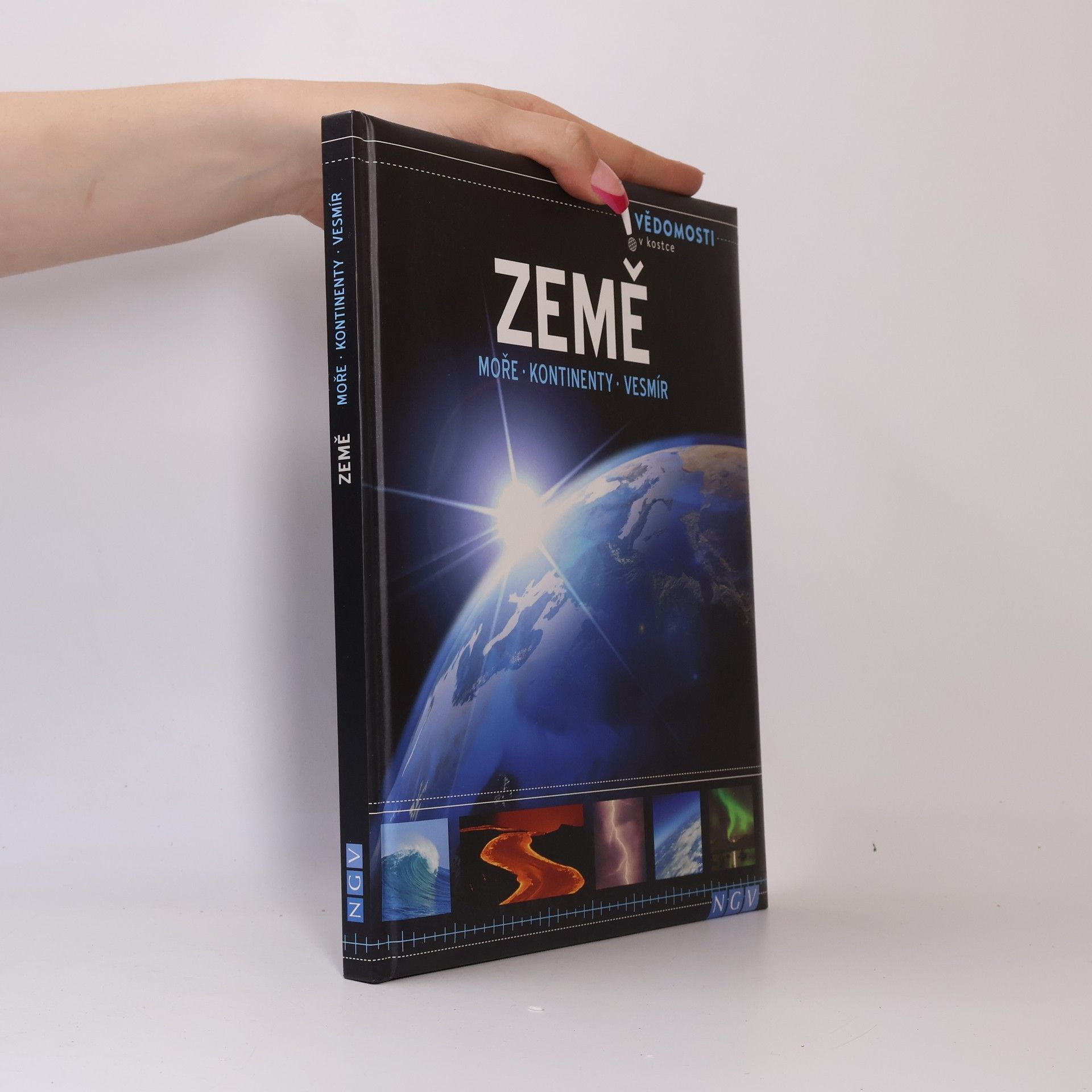 Země. Moře, kontinenty, vesmír