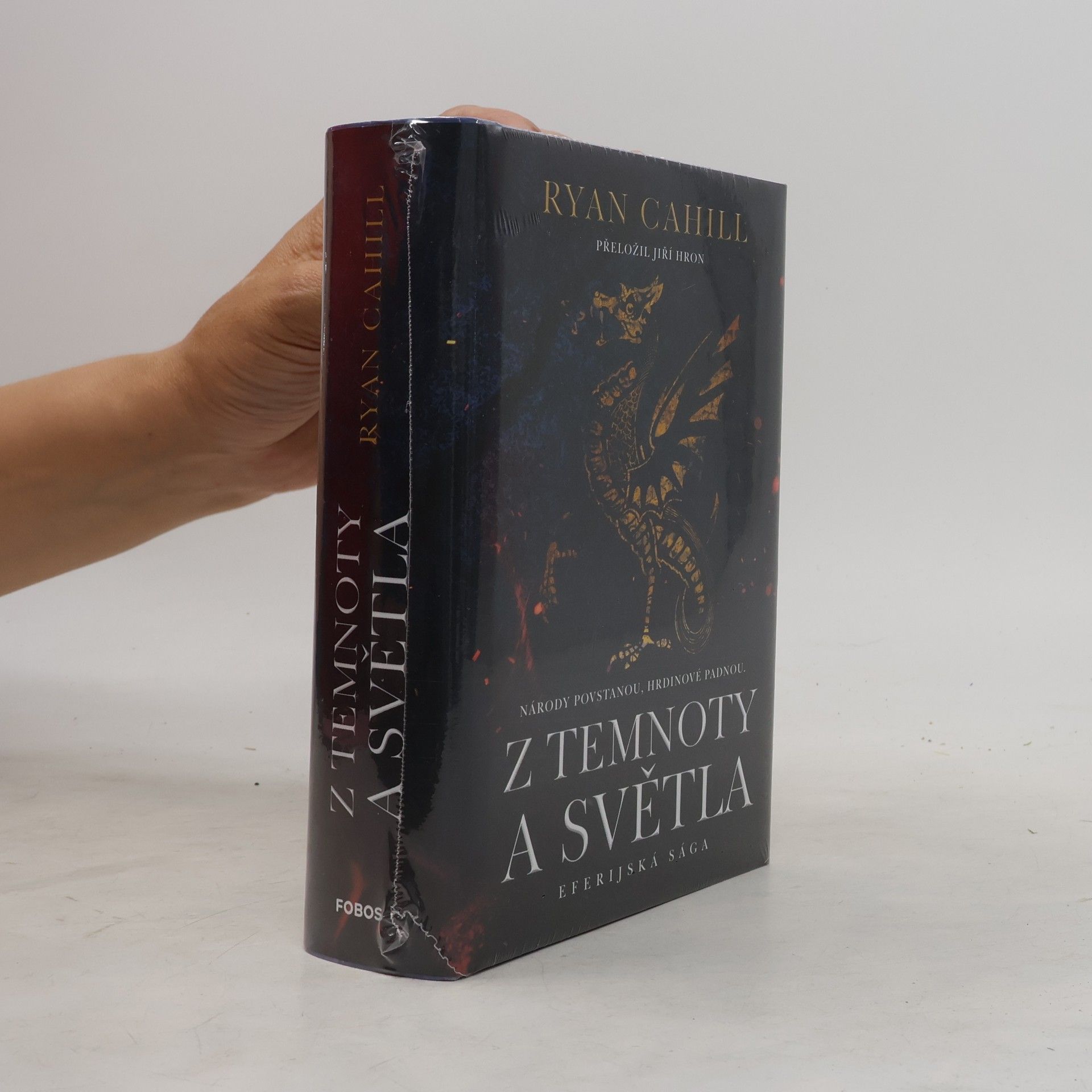 Ryan Cahill Eferijská sága. Svazek druhý, Z temnoty a světla