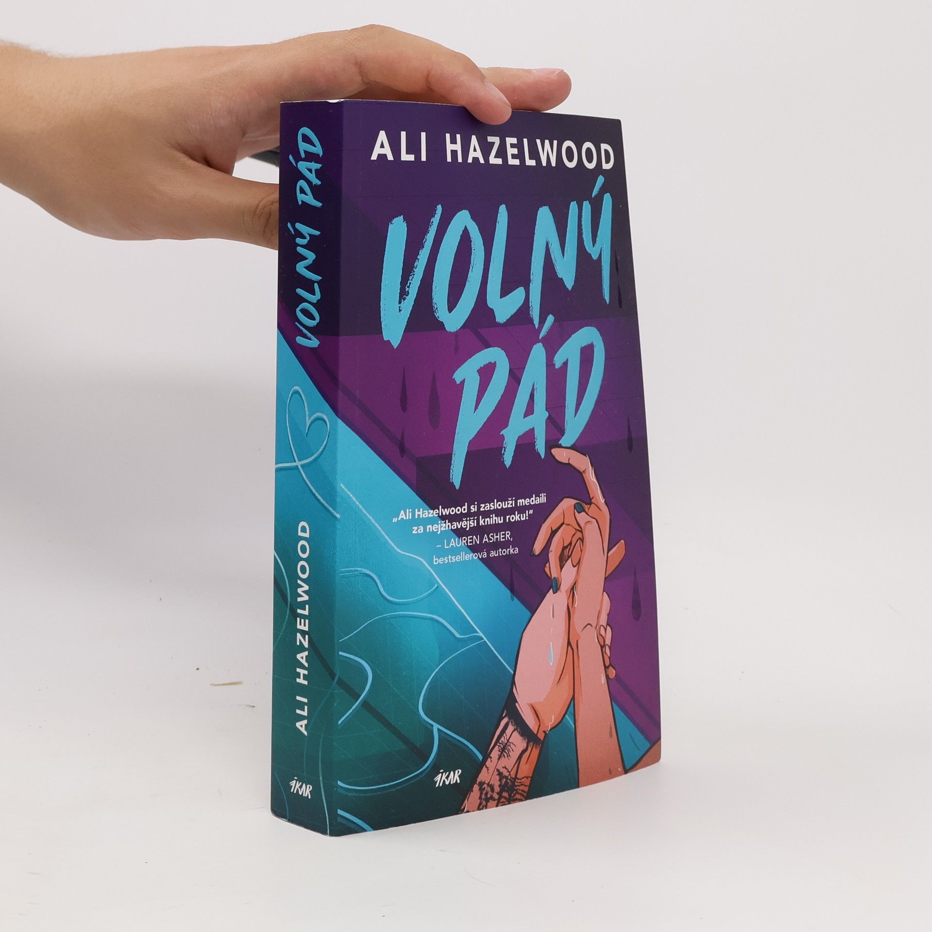 Ali Hazelwood Volný pád