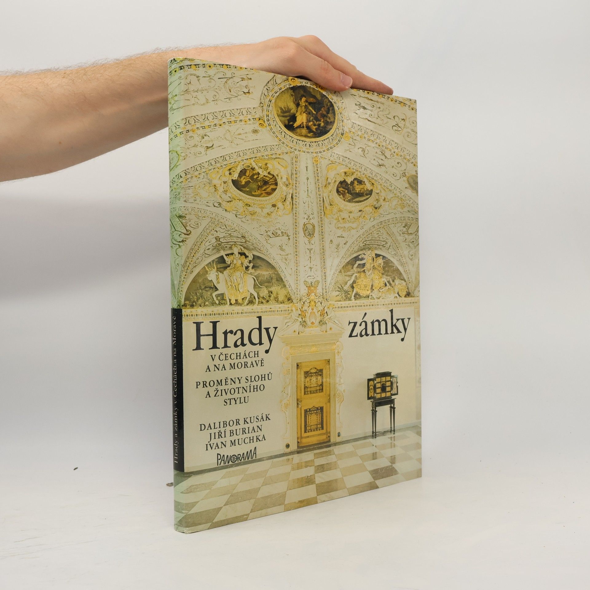 Hrady a zámky v Čechách a na Moravě. Proměny slohů a životního stylu