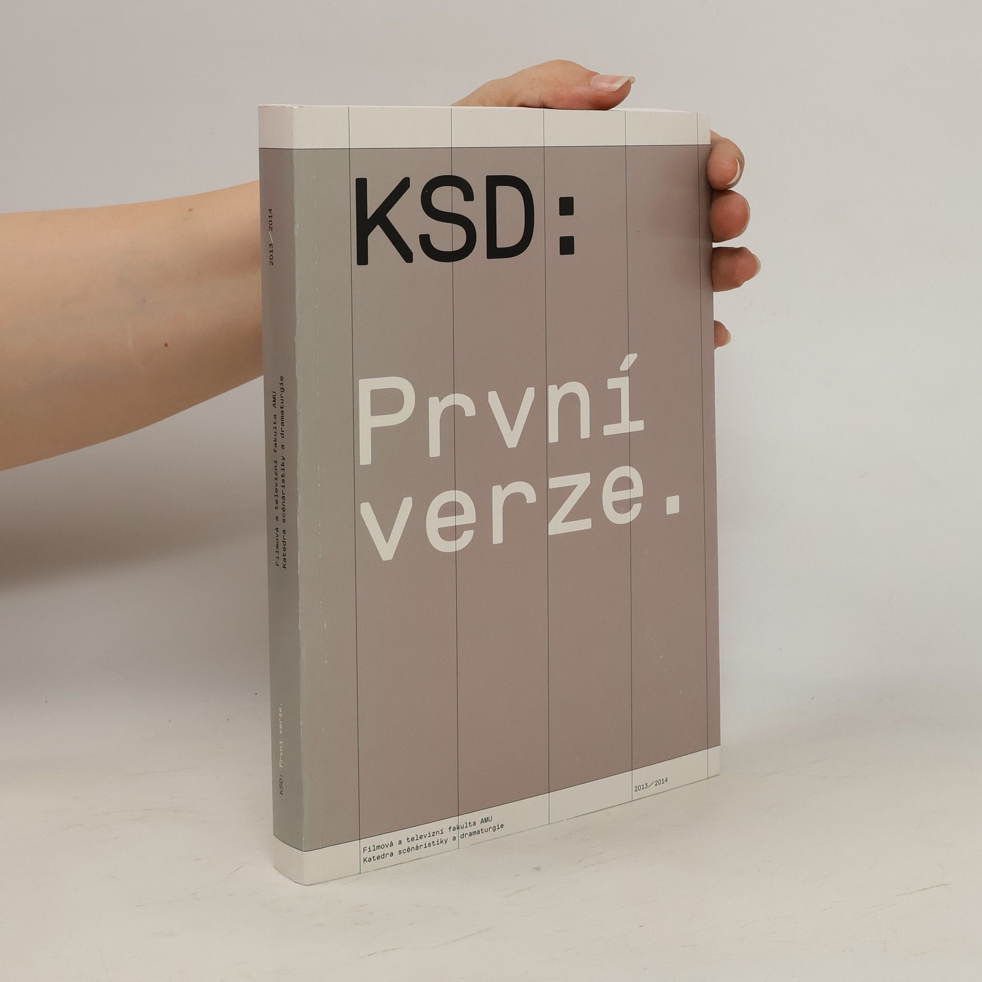 Auteurscollectief Filmová a televizní fakulta AMU, Katedra scénáristiky a dramaturgie 2013-2014 KSD: První verze. Sborník katedry scénáristiky a dramaturgie První verze