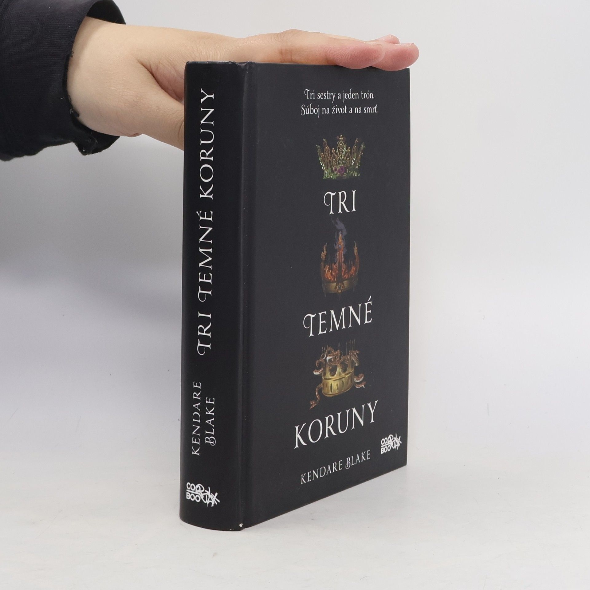 Kendare Blake Tri temné koruny