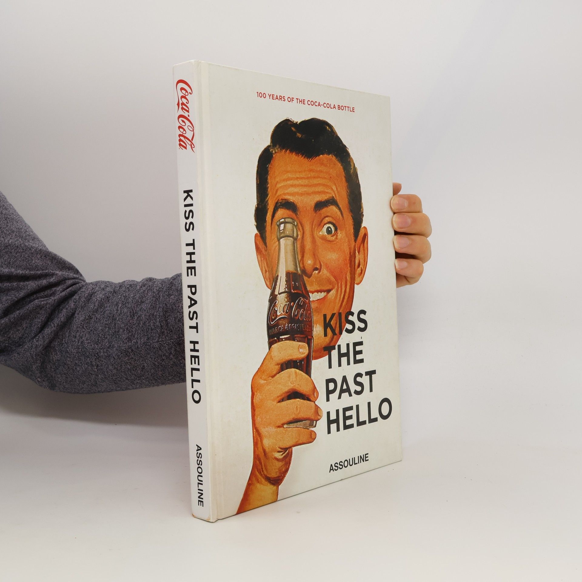 AA.VV. Kiss the past hello : 100 years of the Coca-Cola contour bottle
