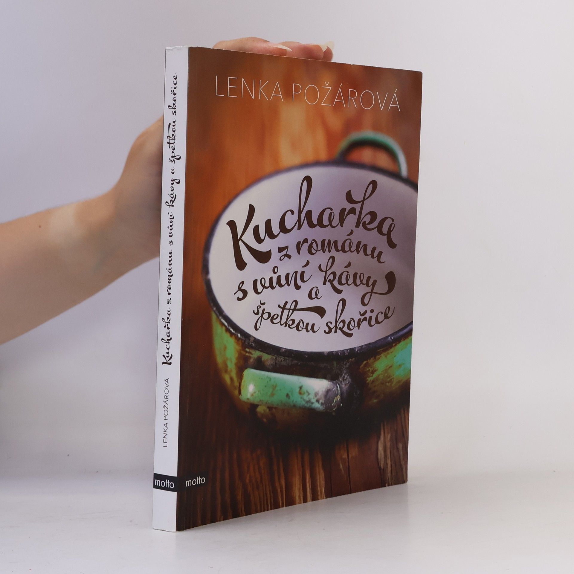 Lenka Požárová Kuchařka z románu s vůní kávy a špetkou skořice