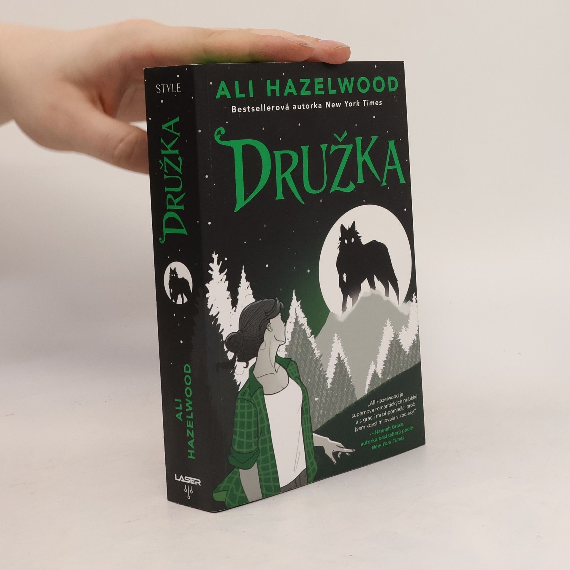 Ali Hazelwood Družka