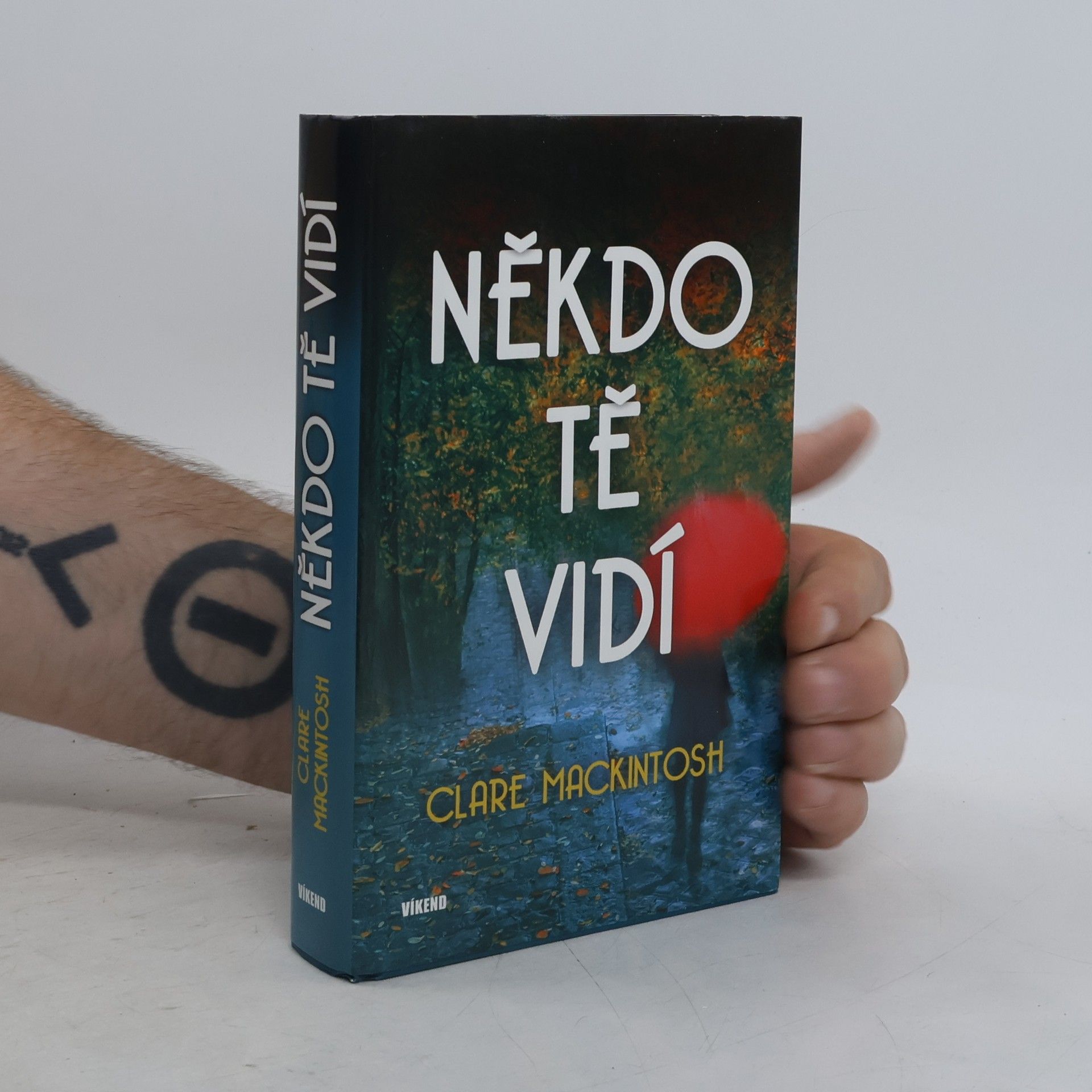 Clare Mackintosh Někdo tě vidí