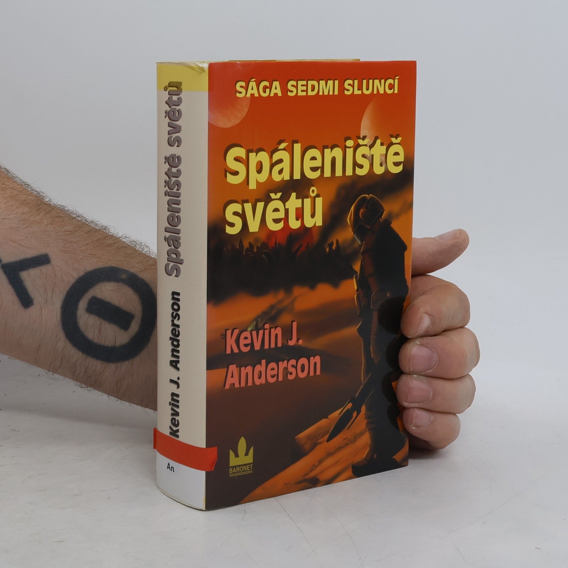 Kevin J. Anderson Spáleniště světů. Sága sedmi sluncí. Kniha sedmá