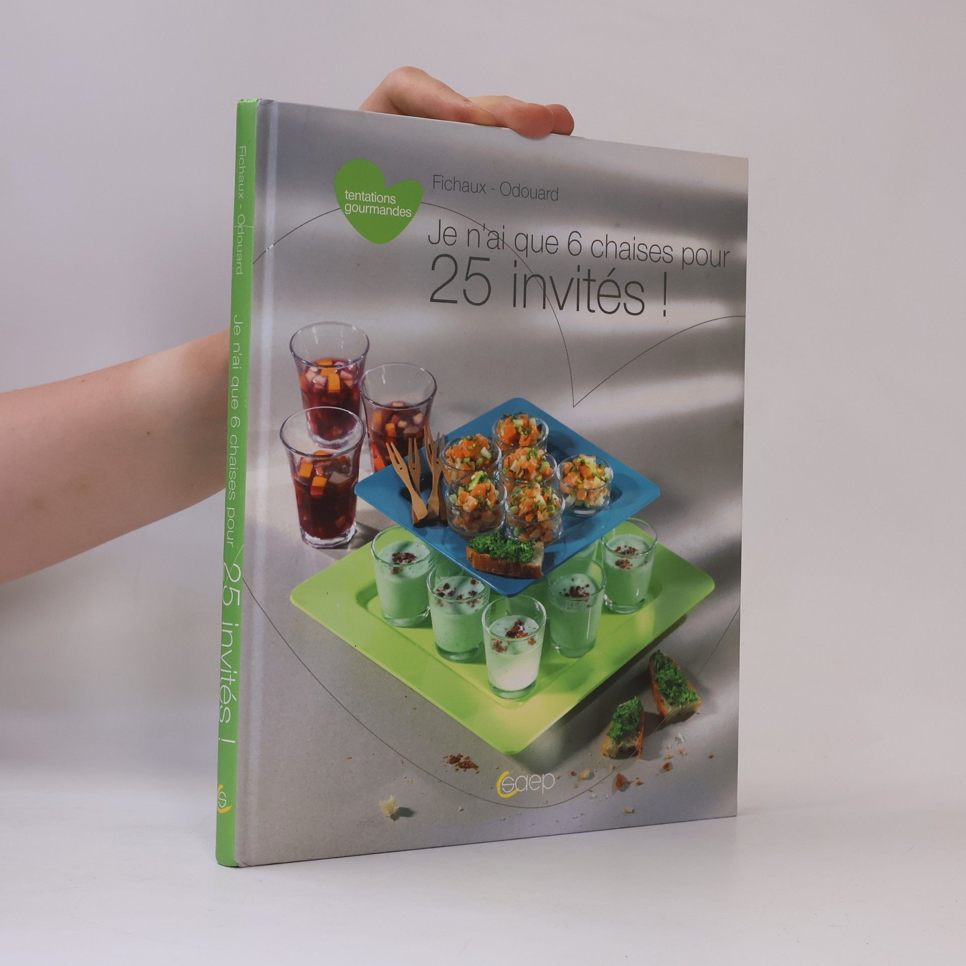 Je n'ai que 6 chaises pour 25 invités !