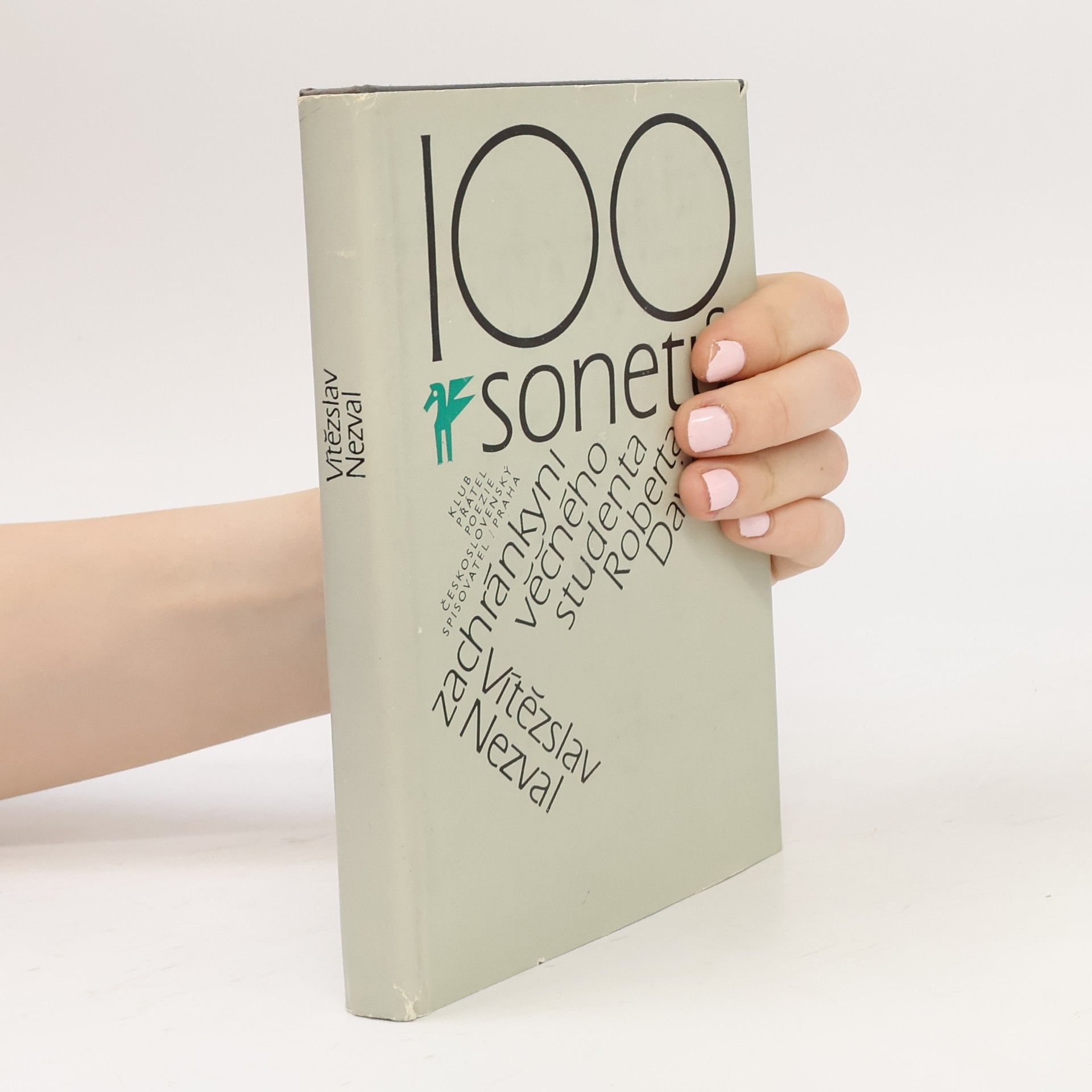 100 sonetů zachránkyni věčného studenta Roberta Davida
