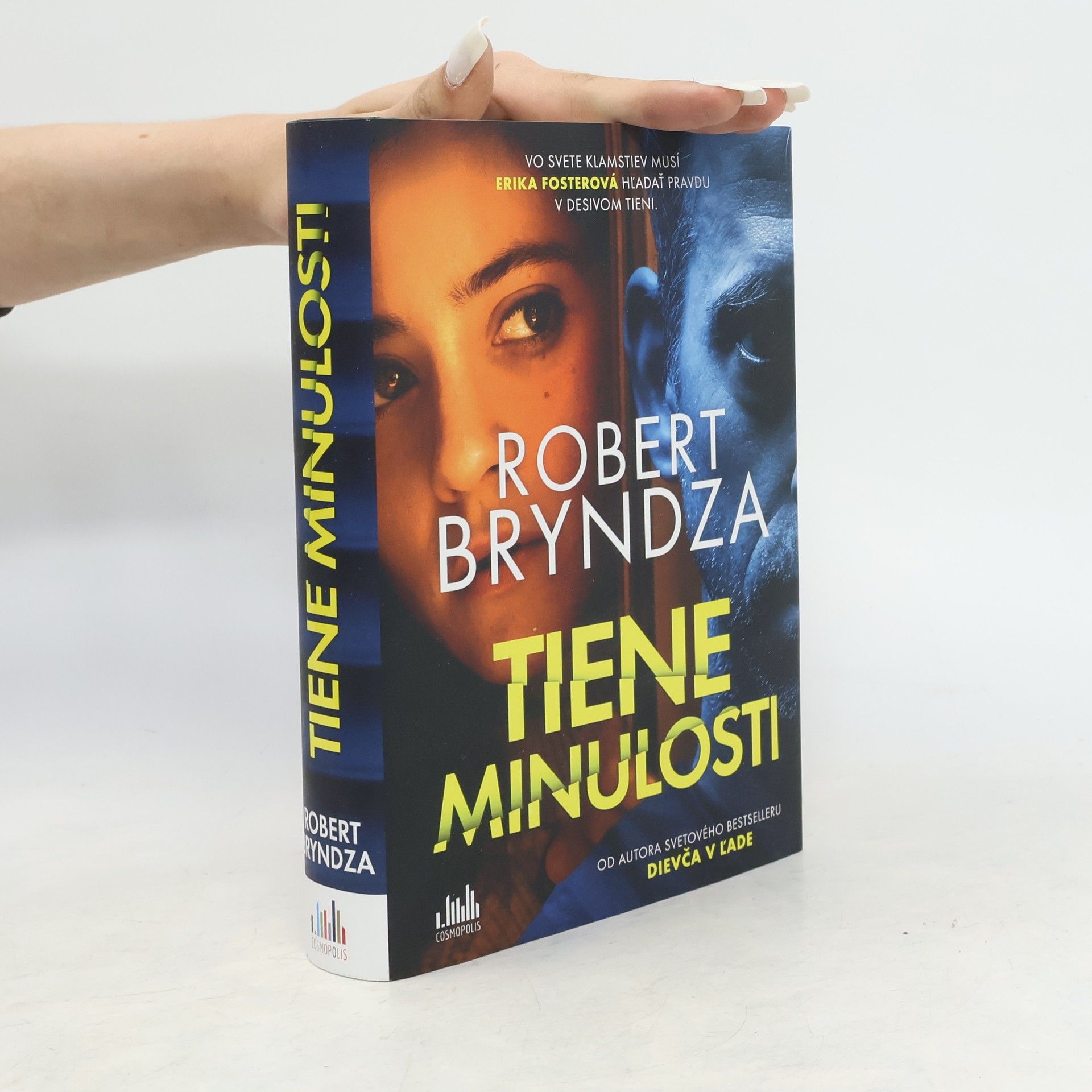 Robert Bryndza Tiene minulosti