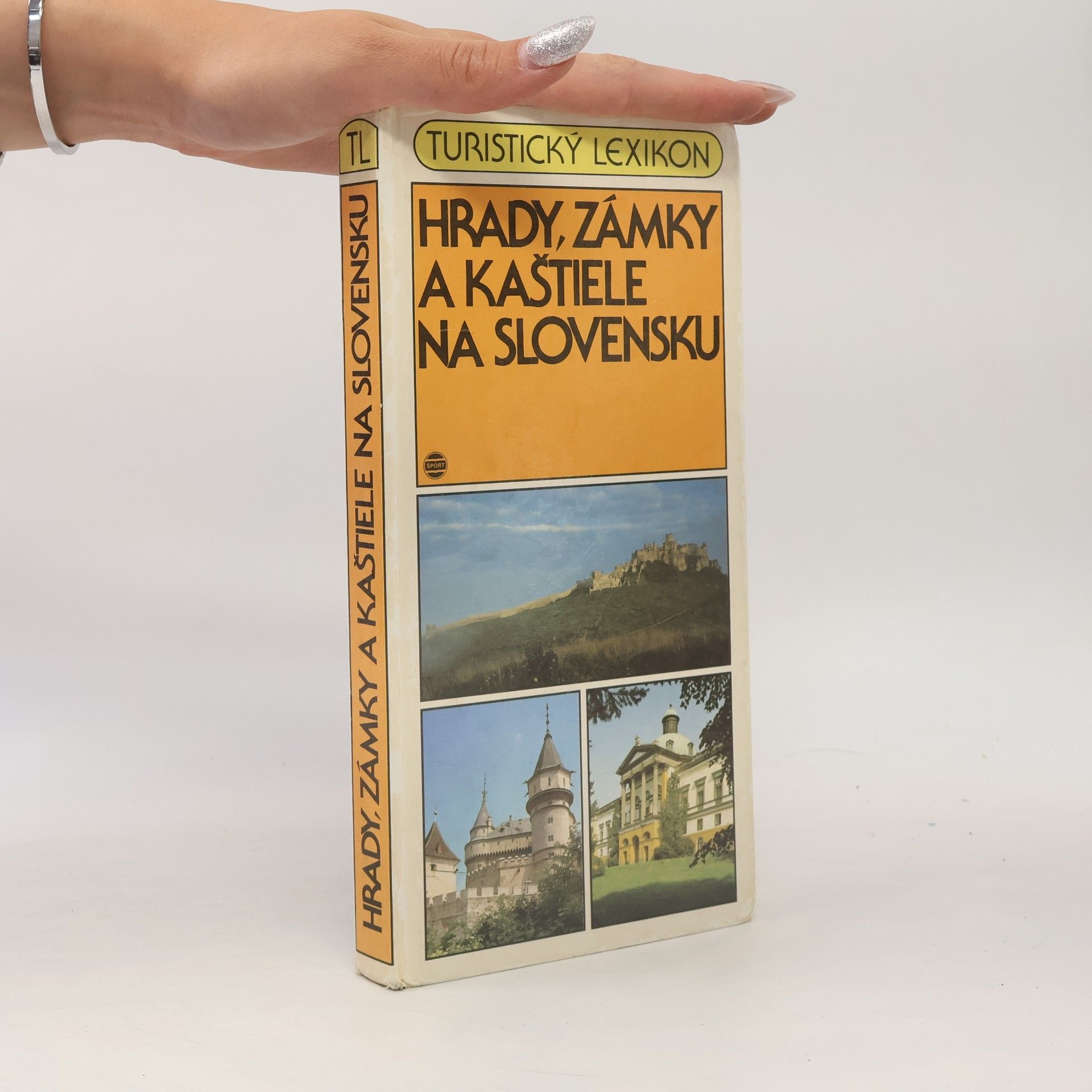 Blanka Puškárová Hrady, zámky a kaštiele na Slovensku