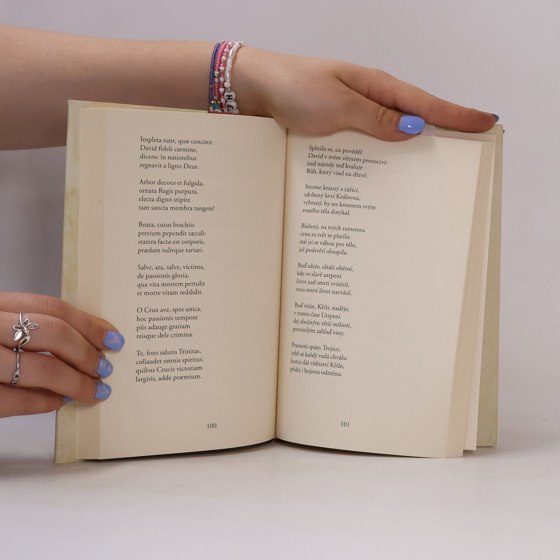 Markéta Koronthályová Vexilia Regis. Výbor z latinské duchovní poezie