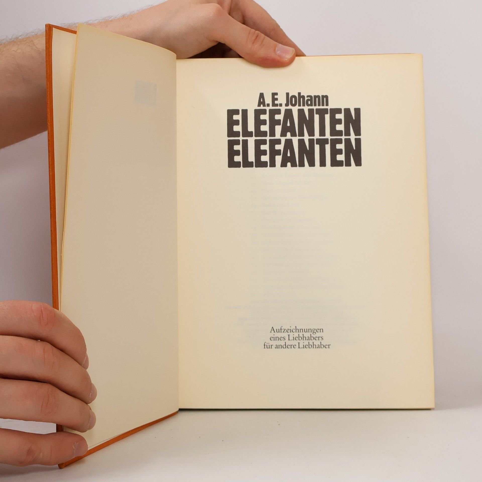 Alfred E. Johann Elefanten, Elefanten