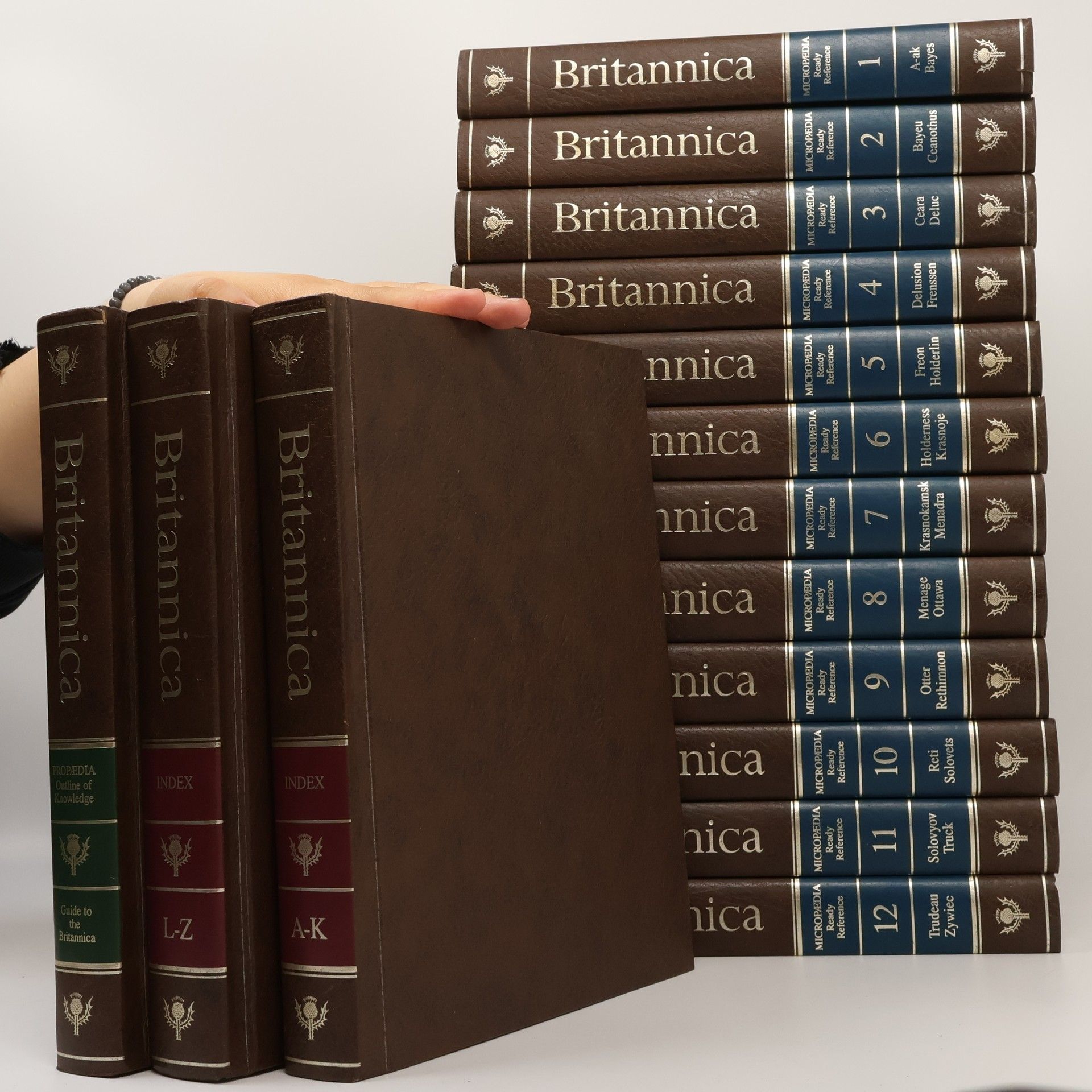 AA.VV. Britannica 1-12 + A-K, L-Z, Guide to the Britannica (15 svazků)