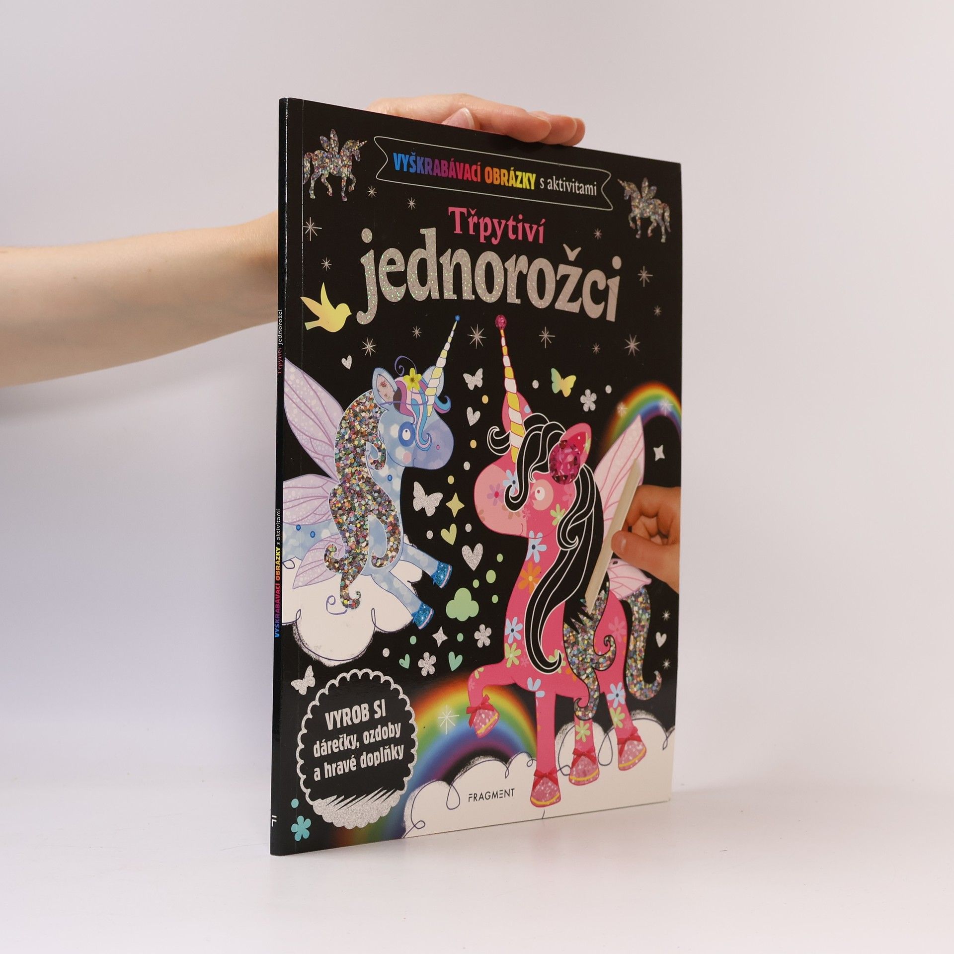 Various authors Vyškrabávací obrázky s aktivitami. Třpytiví jednorožci