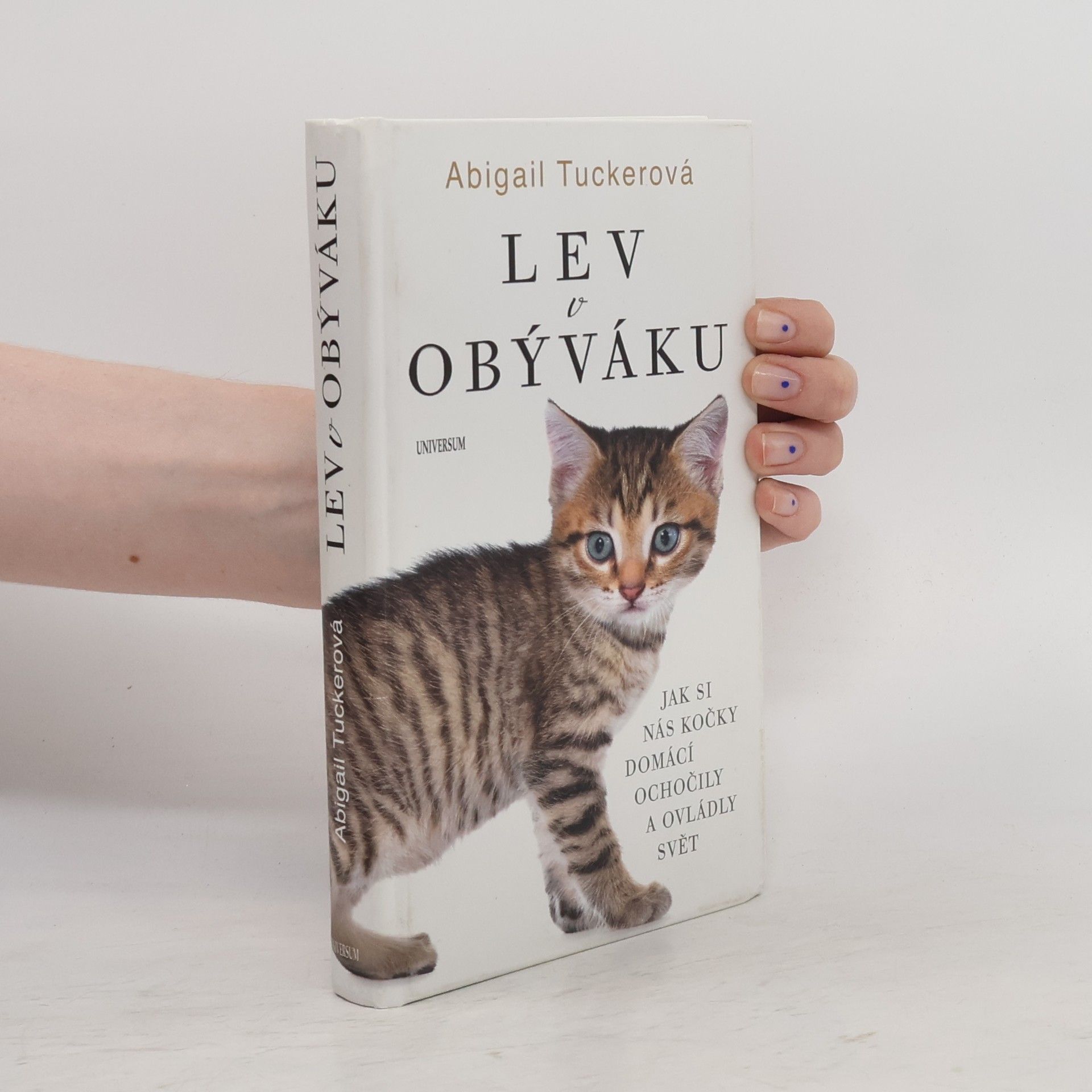 Abigail Tucker Lev v obýváku: Jak si nás kočky domácí ochočily a ovládly svět