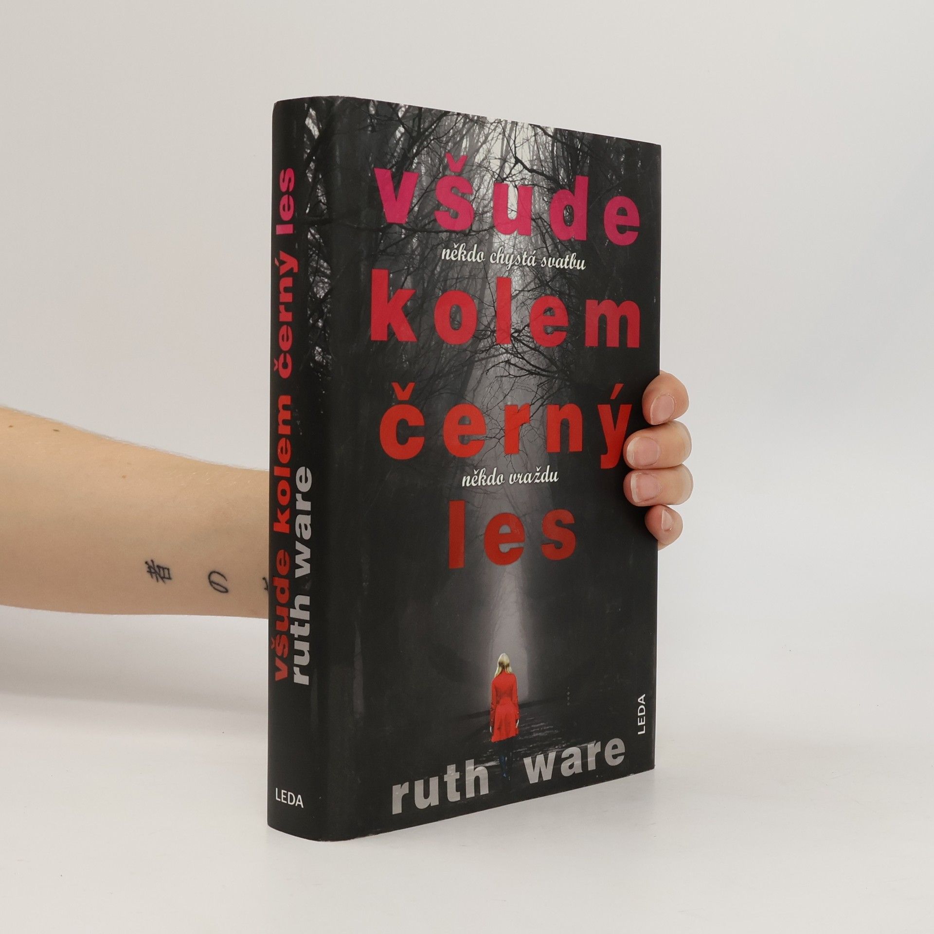Ruth Ware Všude kolem černý les: Někdo chystá svatbu, někdo vraždu
