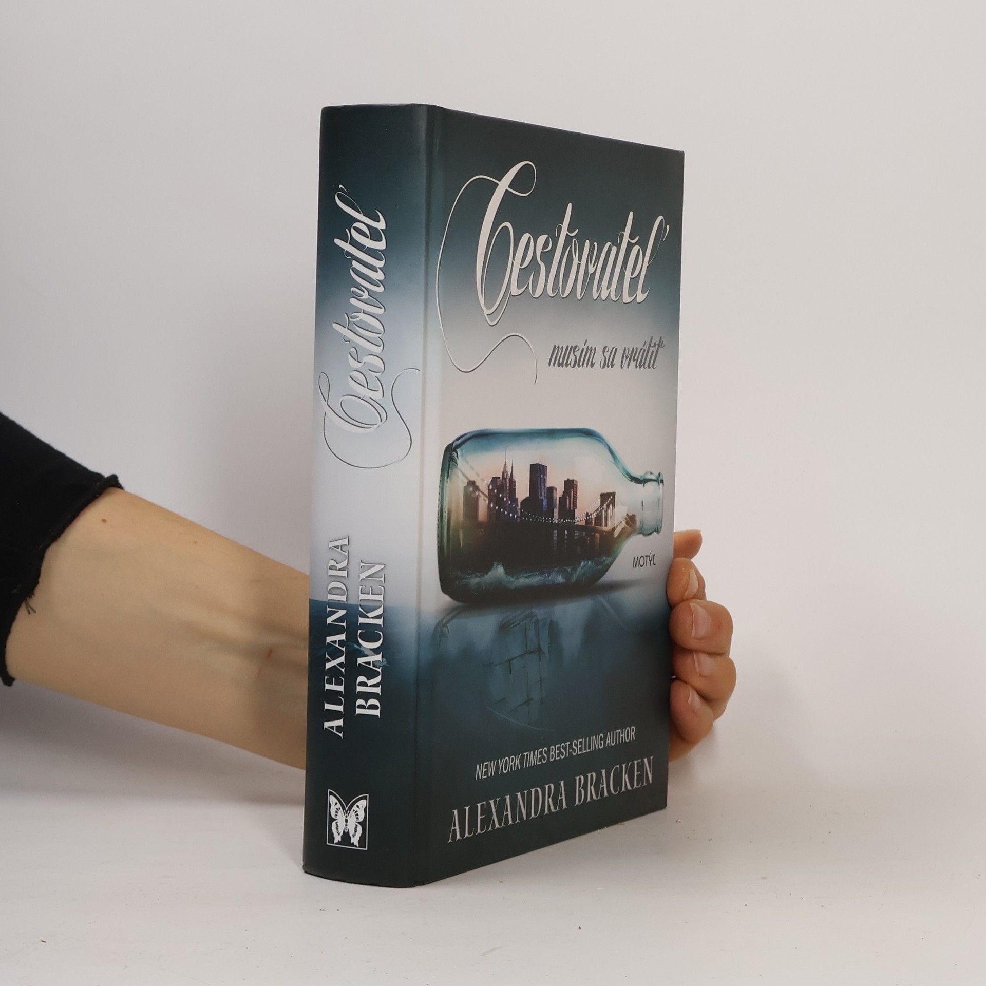 Alexandra Bracken Cestovateľ