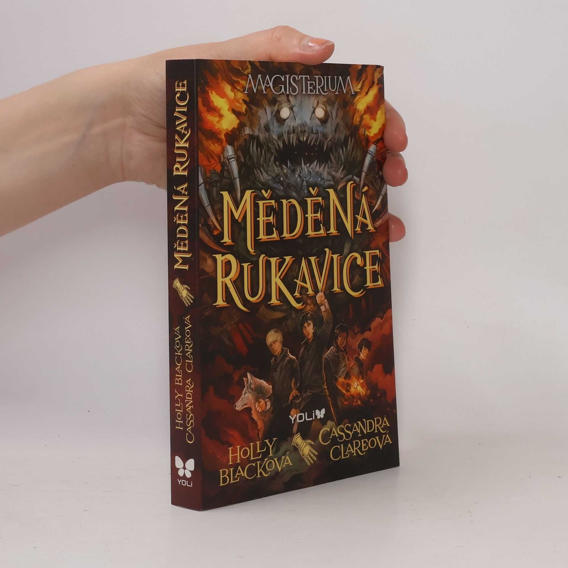 Holly Black Magisterium. Měděná rukavice.