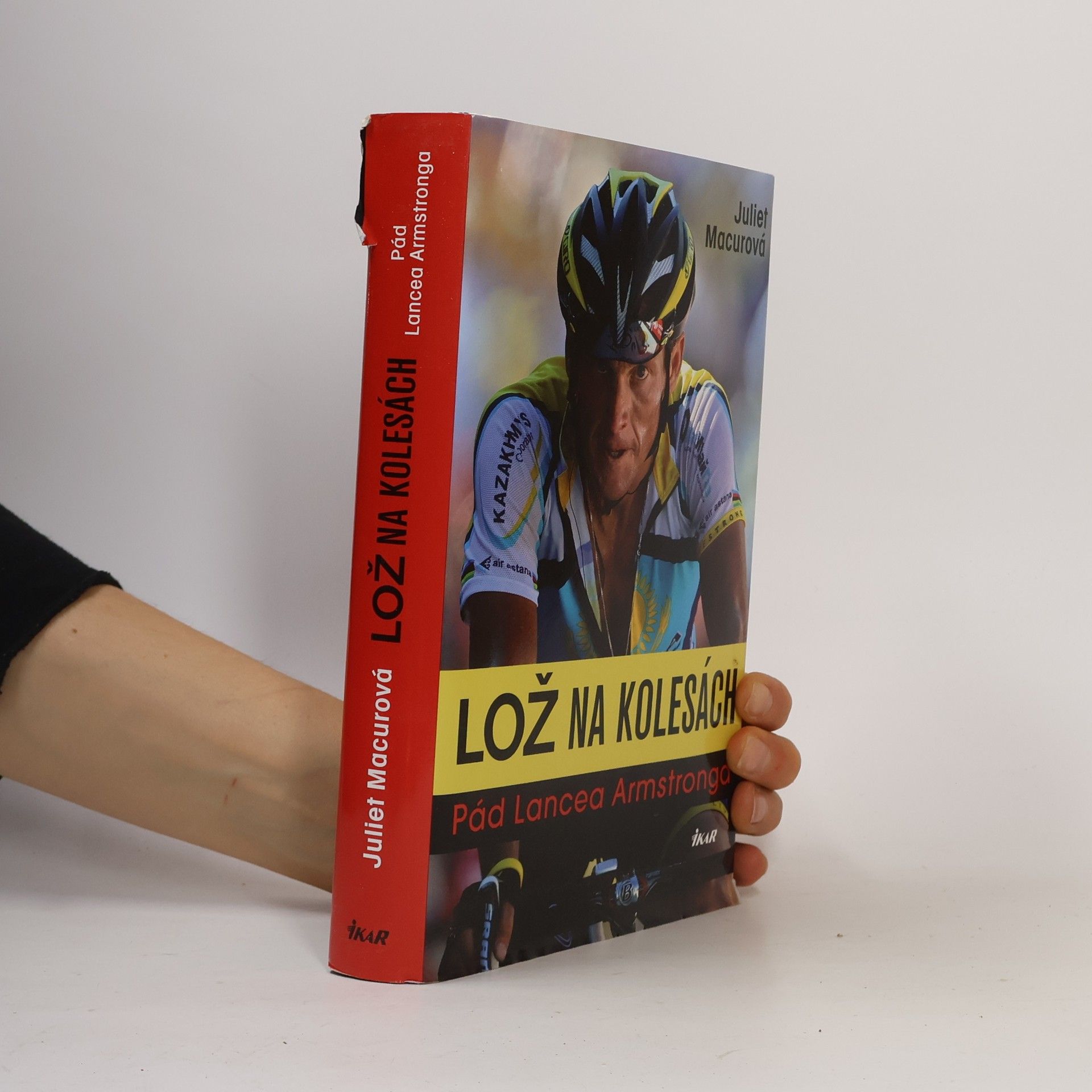 Juliet Macur Lož na kolesách - Pád Lancea Armstronga