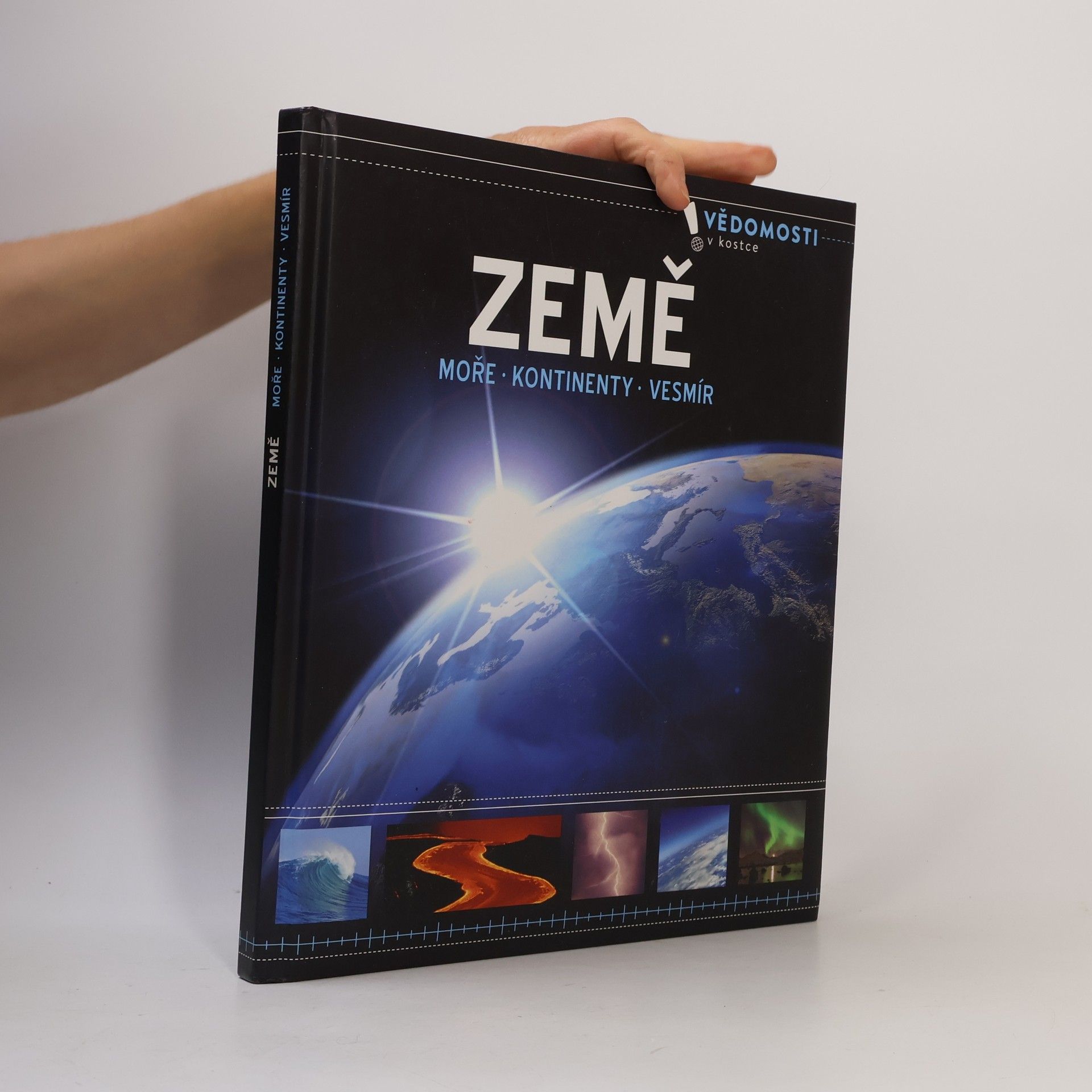 Země. Moře, kontinenty, vesmír