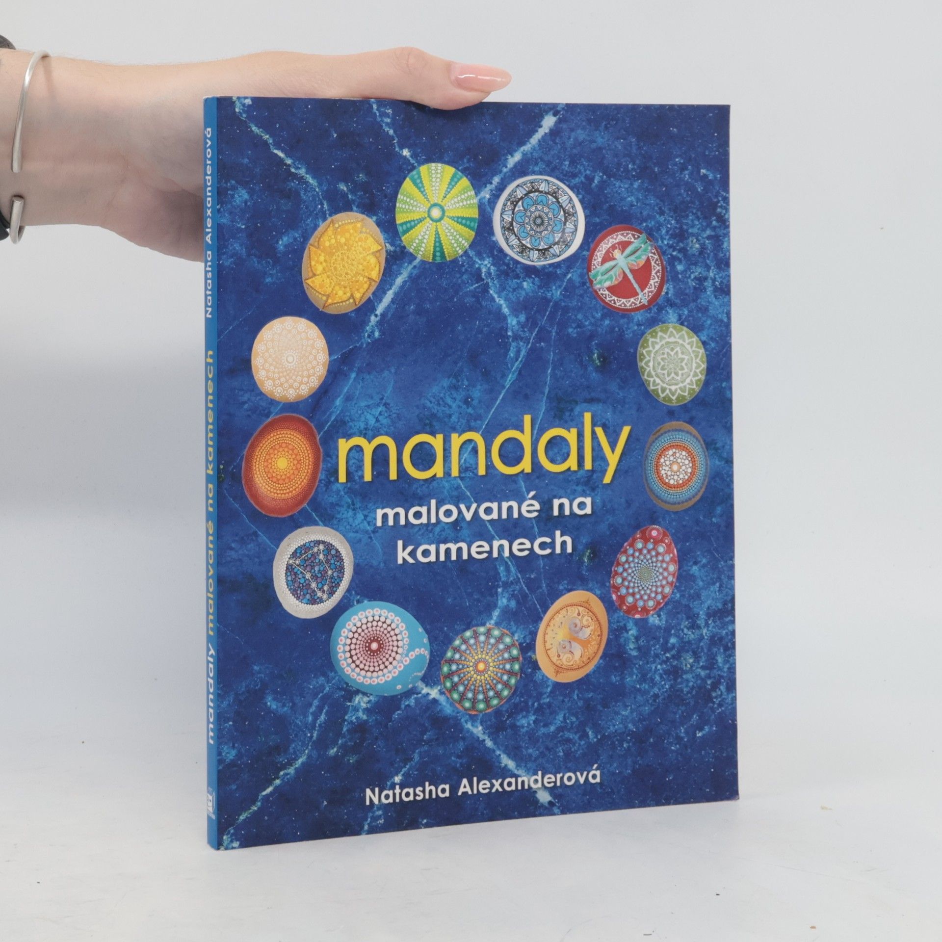 Natasha Alexander Mandaly malované na kamenech