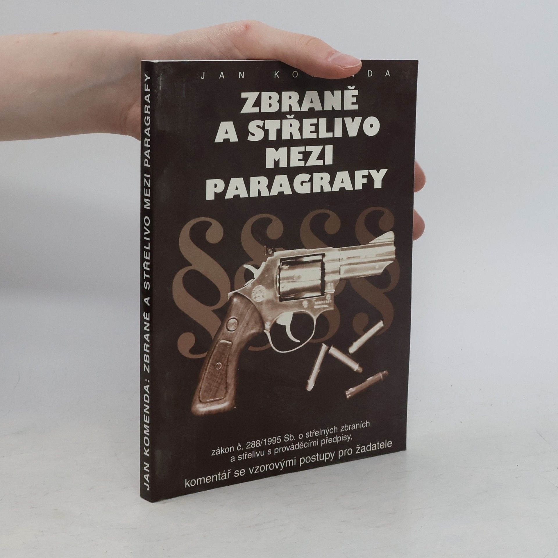 Jan Komenda Zbraně a střelivo mezi paragrafy