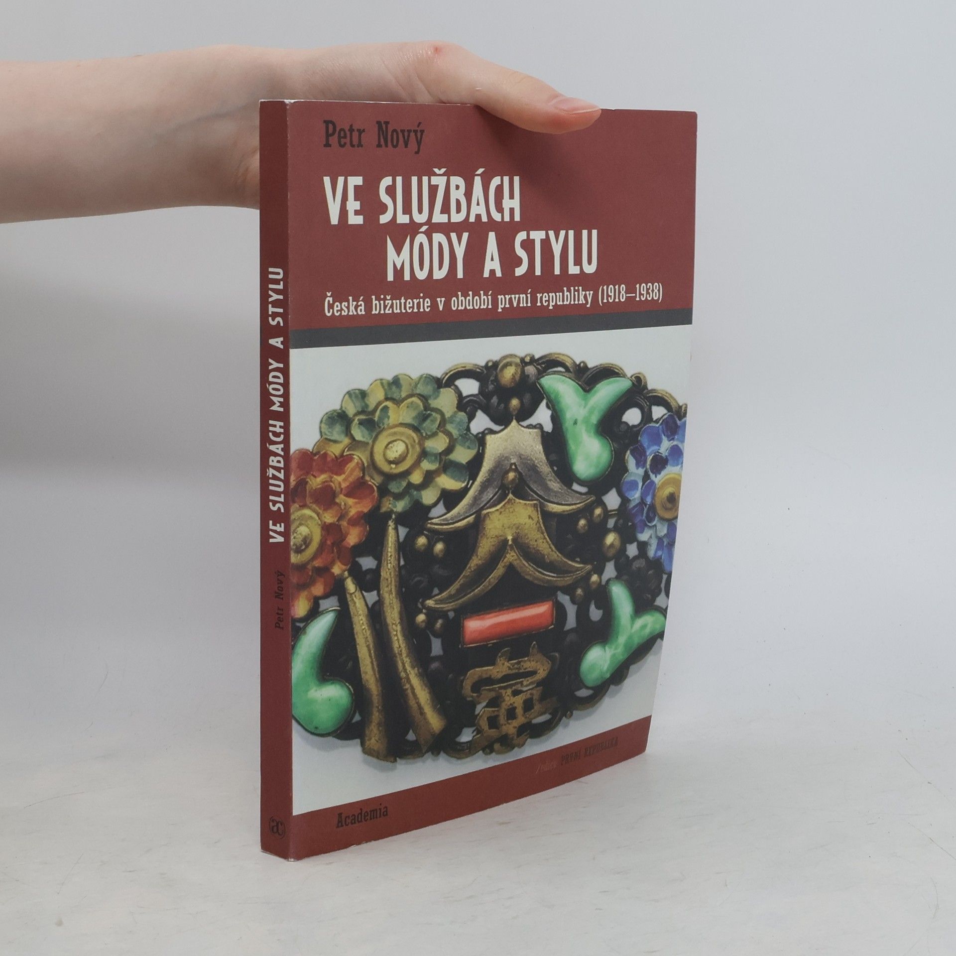 Petr Nový Ve službách módy a stylu. česká bižuterie v období první republiky (1918-1938)