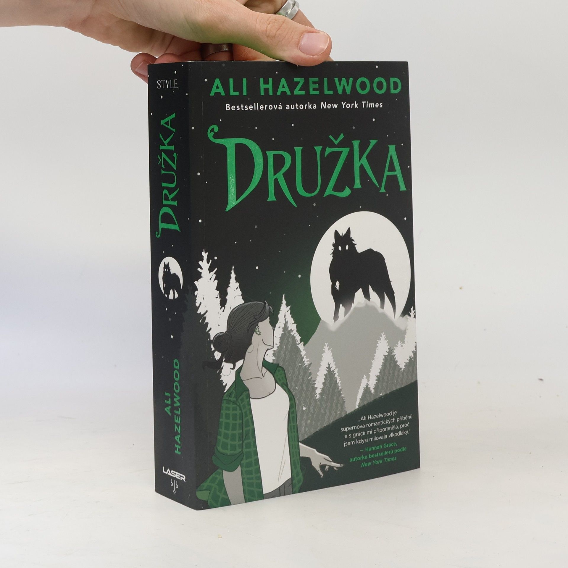 Ali Hazelwood Družka
