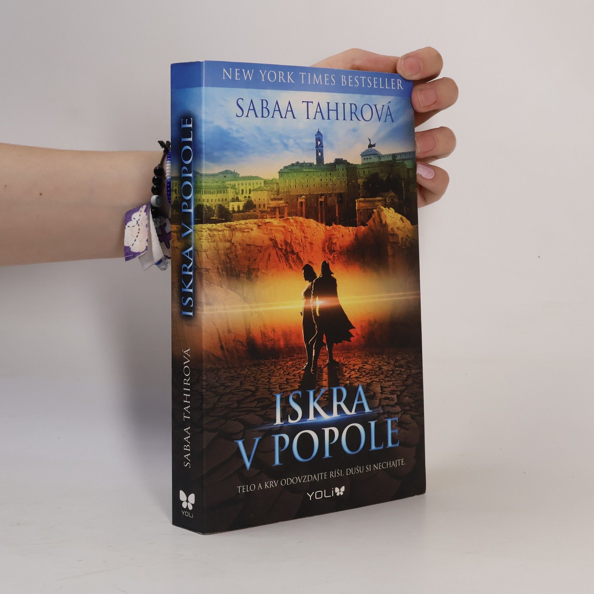 Sabaa Tahir Iskra v popole