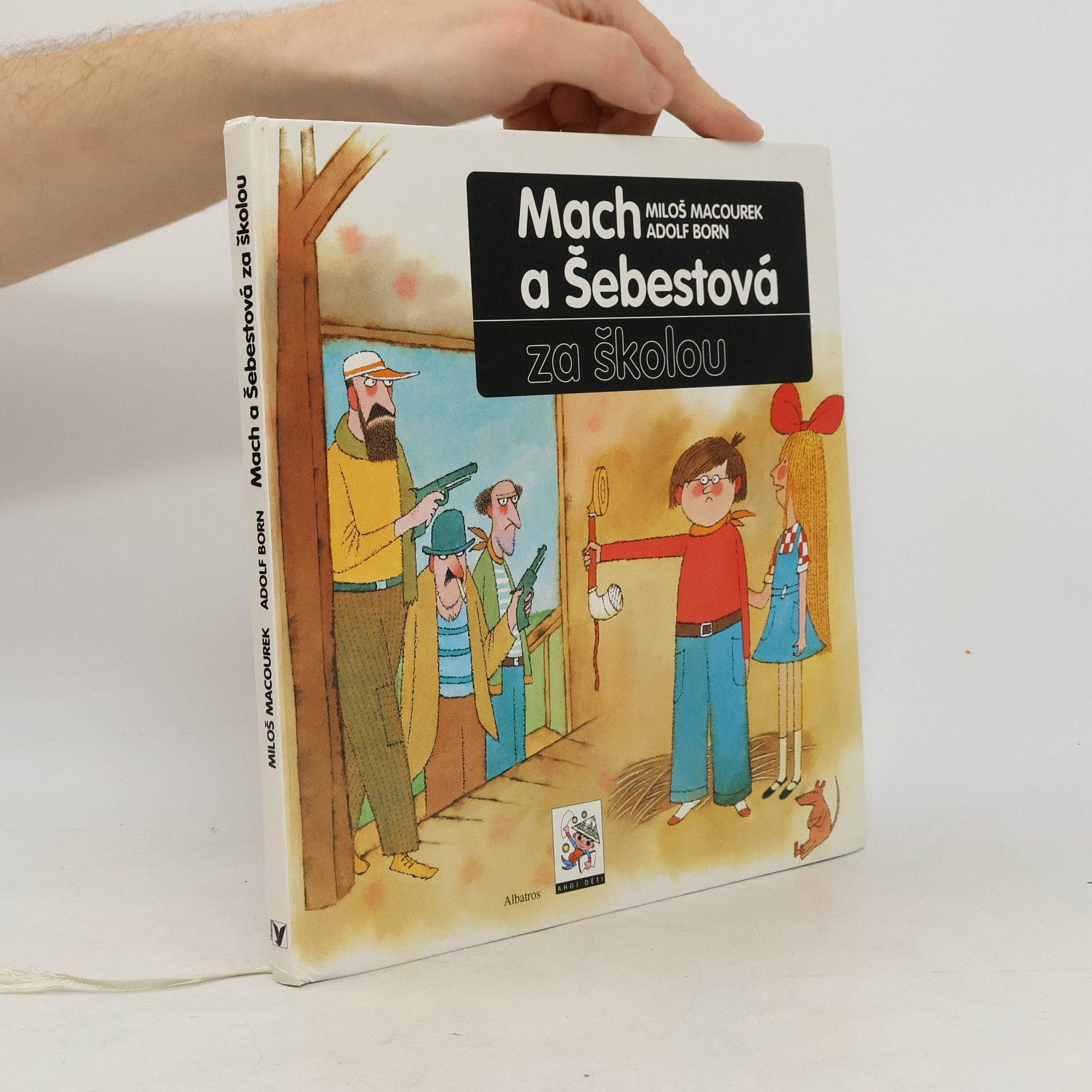 Miloš Macourek Mach a Šebestová za školou