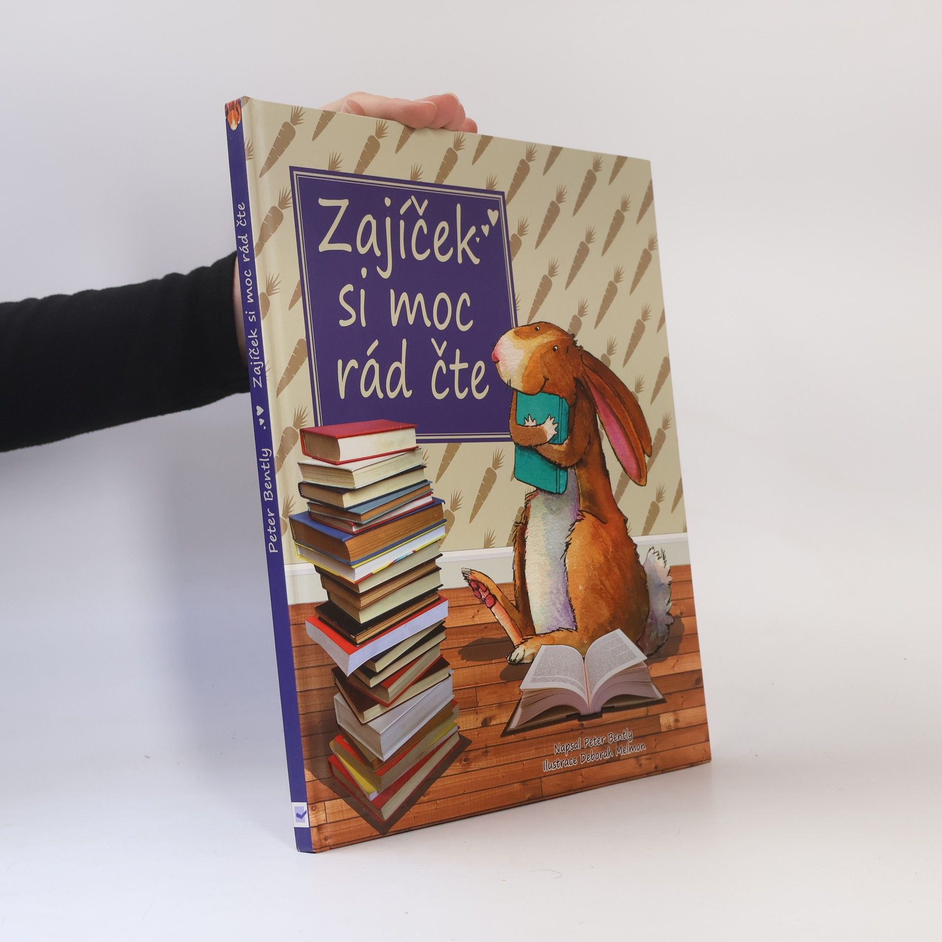 Peter Bently Zajíček si moc rád čte