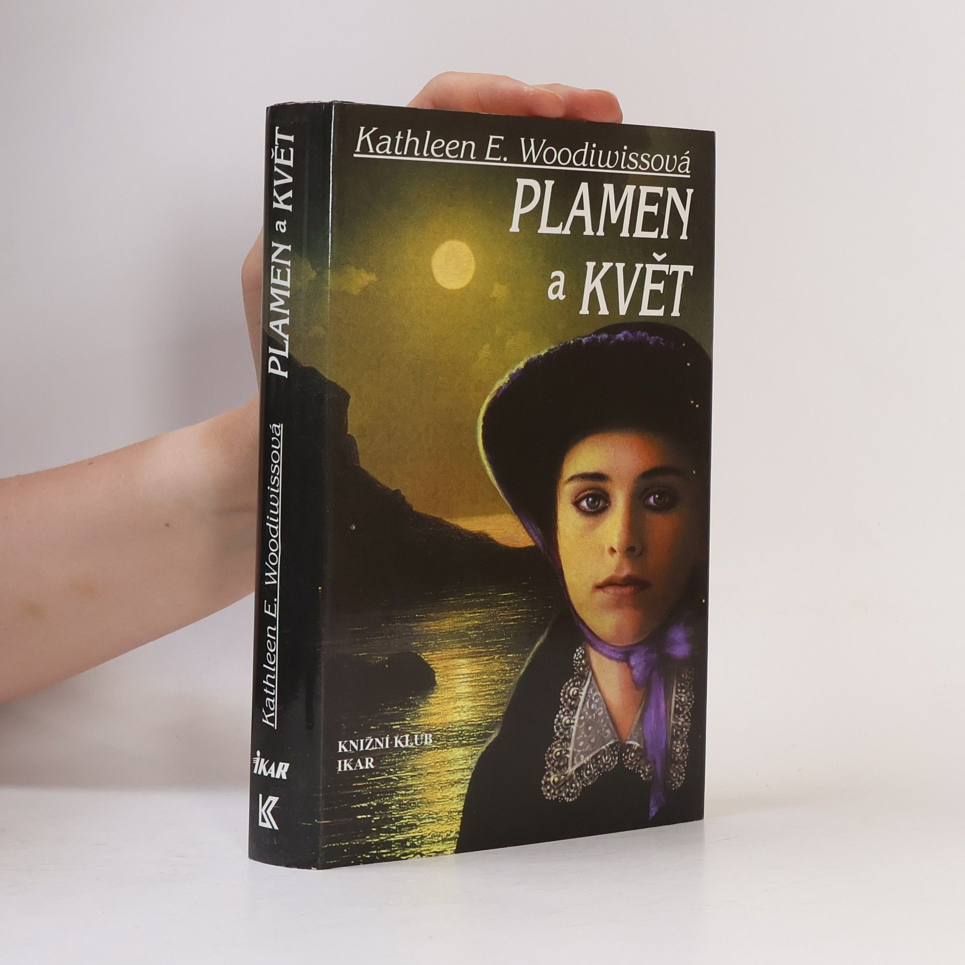 Kathleen E. Woodiwiss Plamen a květ
