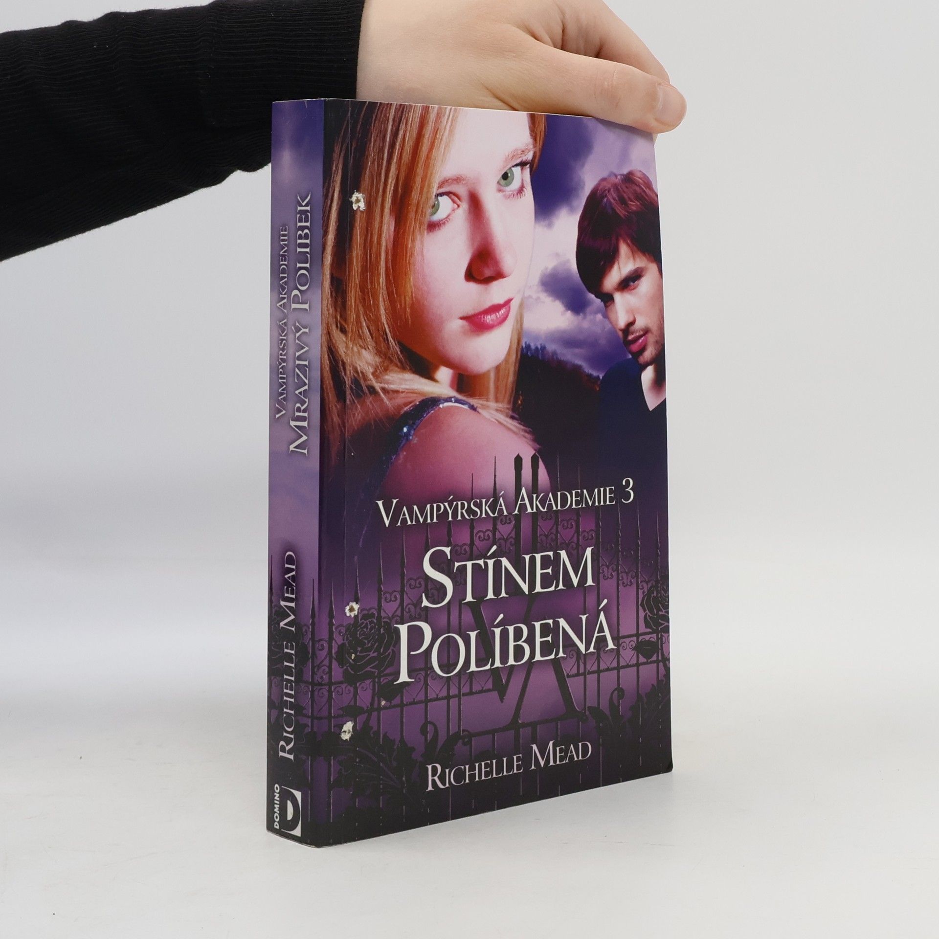 Richelle Mead Vampýrská akademie 3: Stínem políbená.