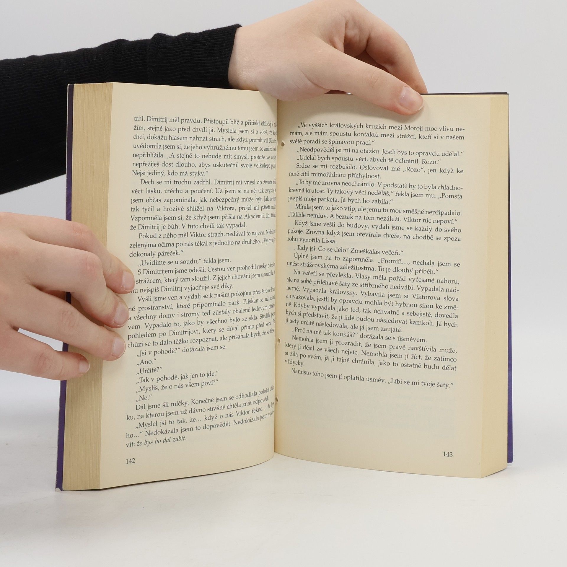 Richelle Mead Vampýrská akademie 3: Stínem políbená.