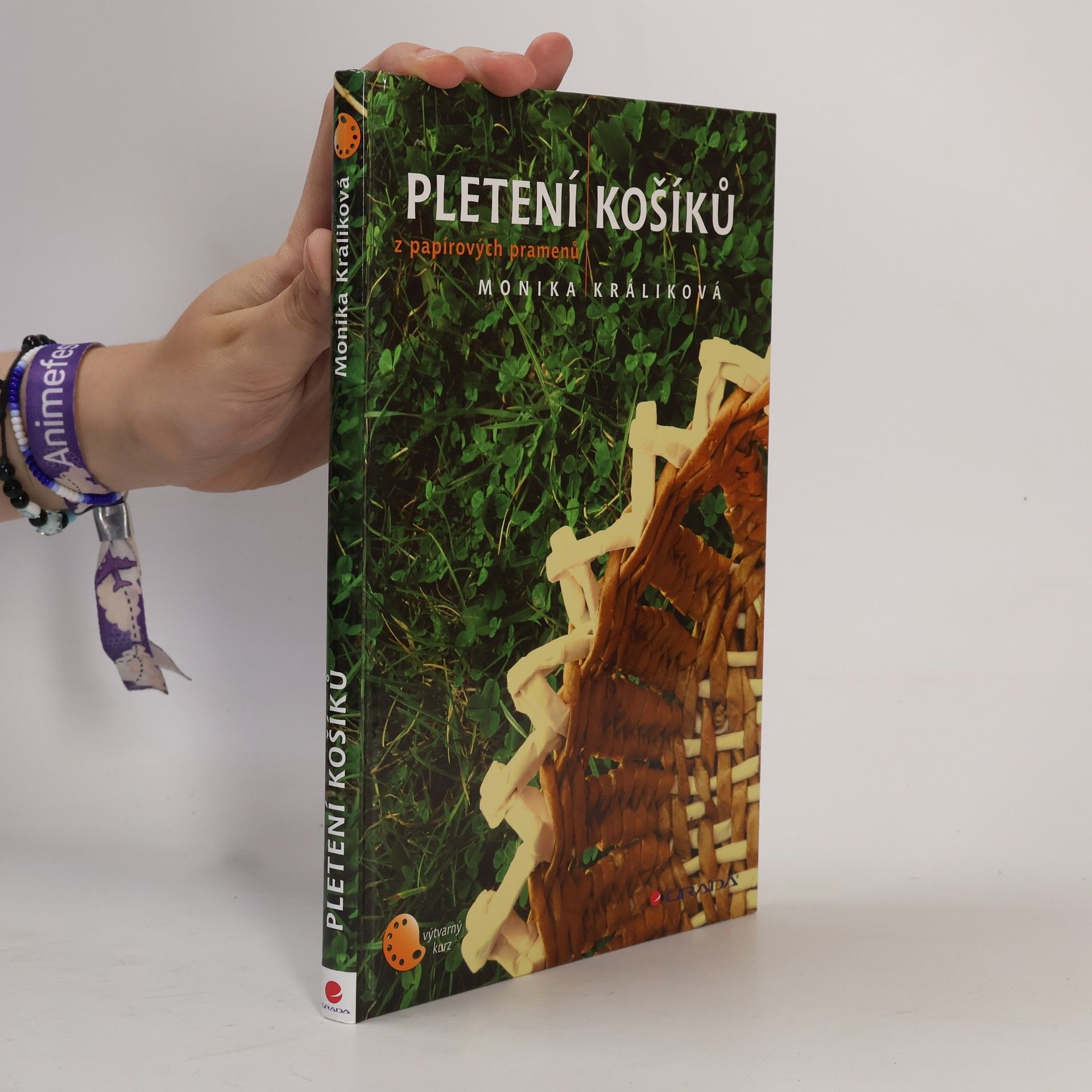 Monika Králiková Pletení košíků z papírových pramenů