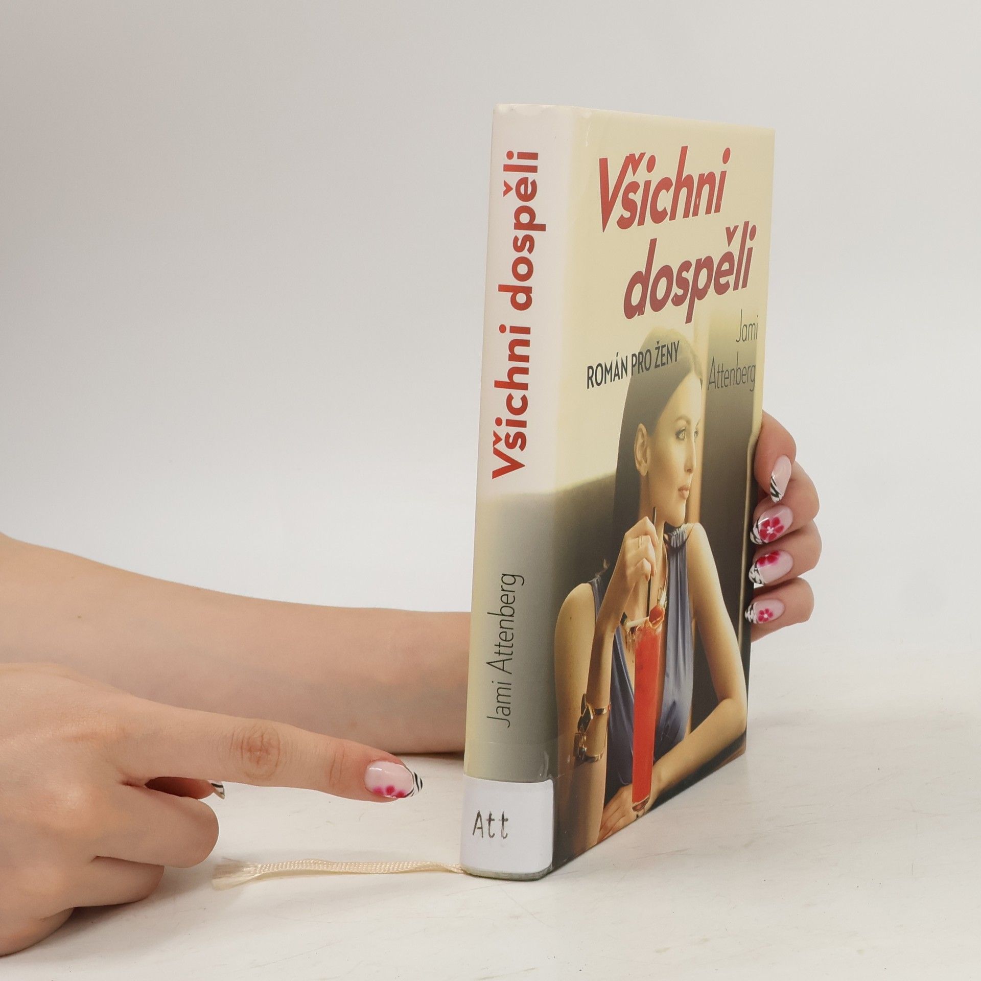 Jami Attenberg Všichni dospěli