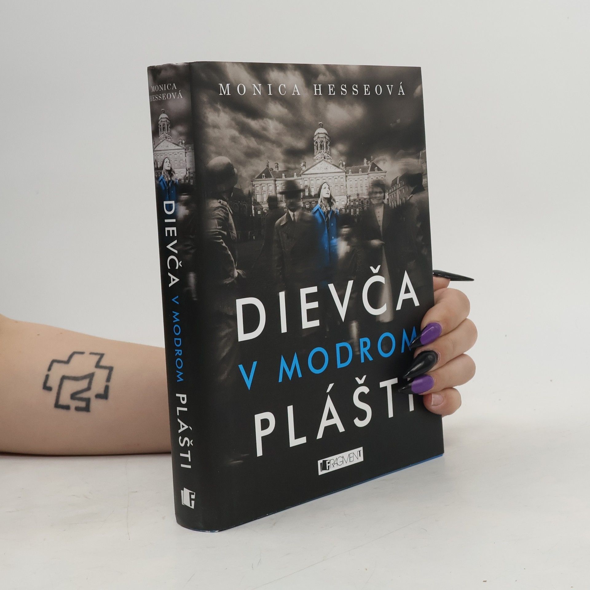 Monica Hesse Dievča v modrom plášti