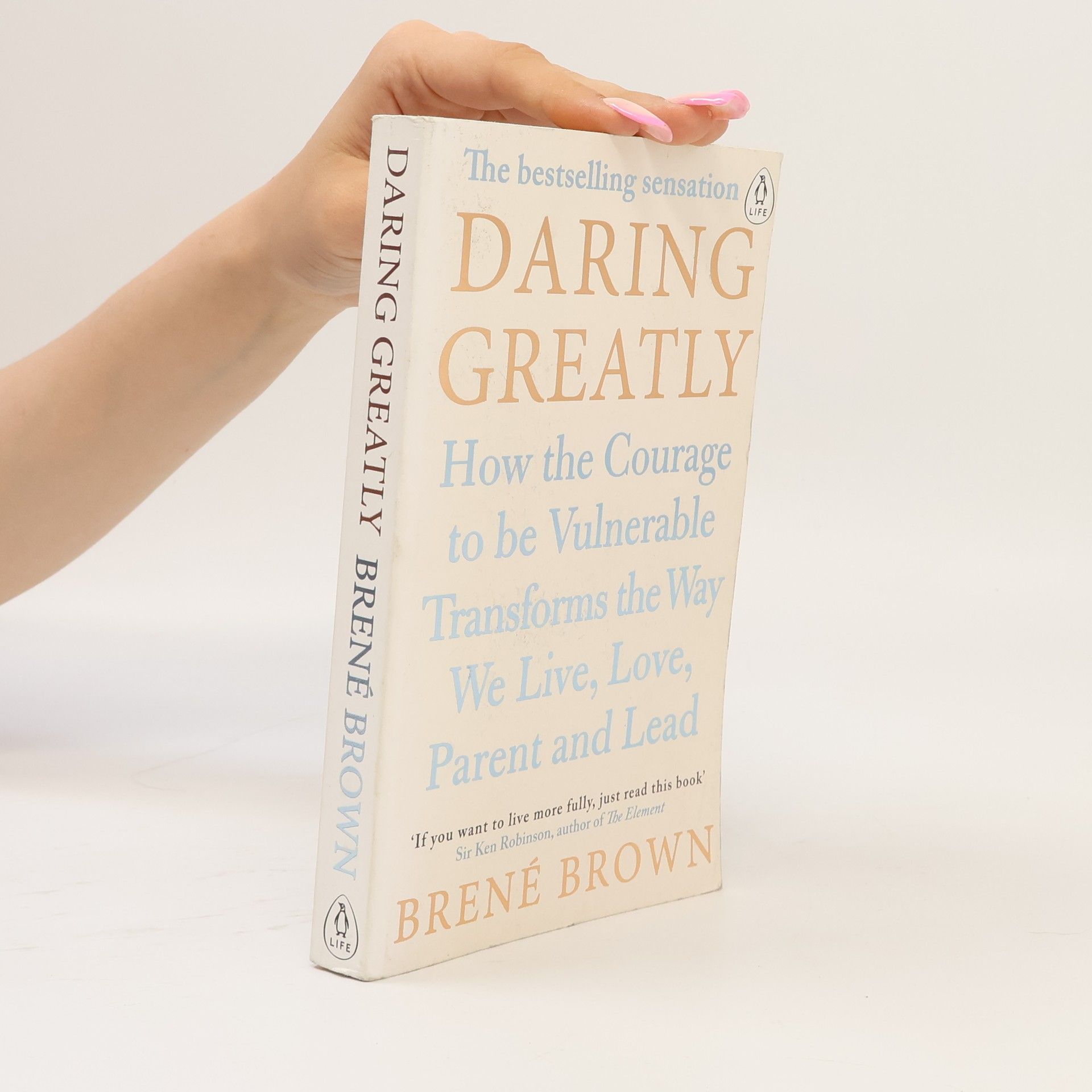Brené Brown Daring greatly : how the courage to be vulnerable transforms the way we live, love, parent and lead
